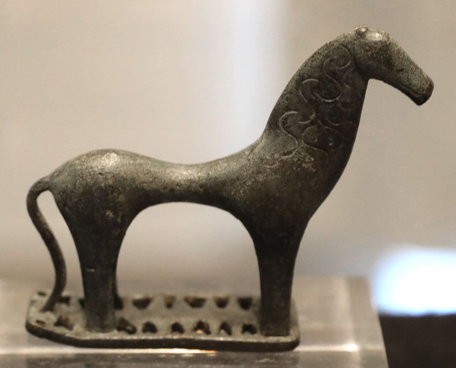 un petit cheval en bronze de style géométrique, offert à la déesse vers 650 avant J.-C.