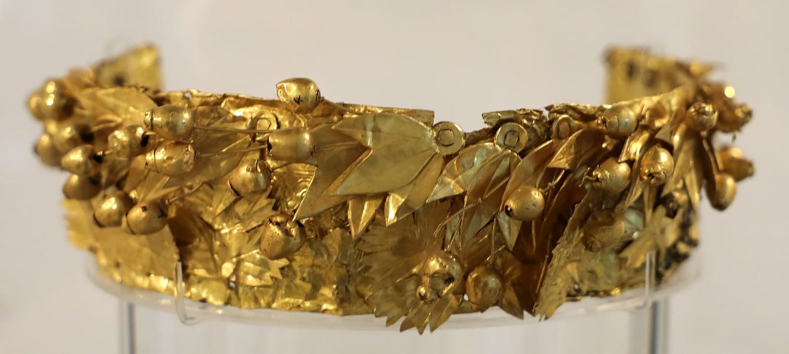 le diadème d'or du Trésor d'Héra, une double guirlande de myrte, au musée de Crotone