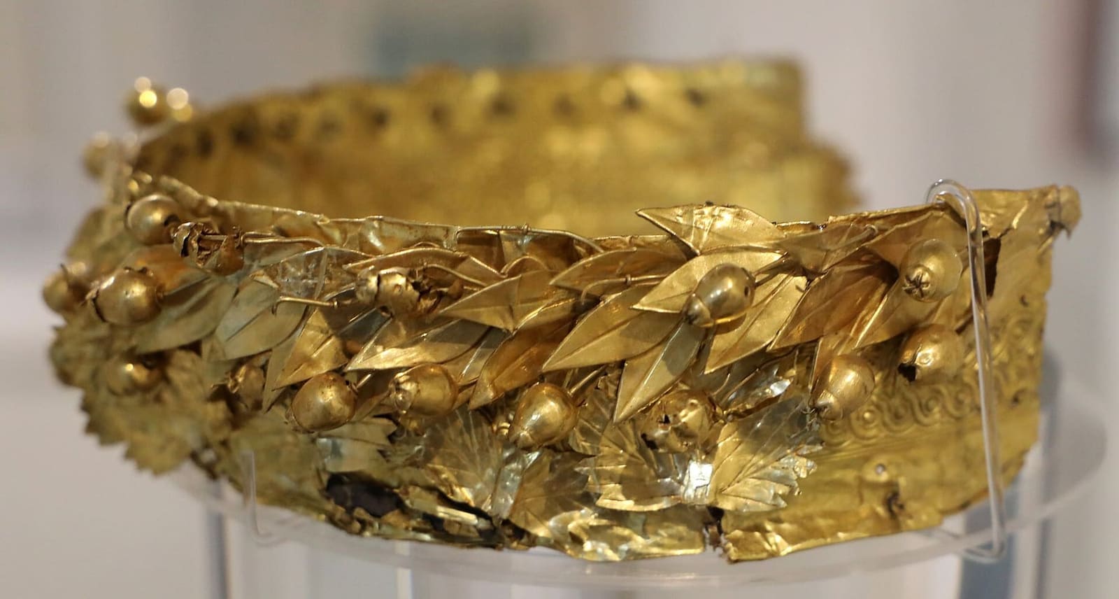 le diadème de près, avec les feuilles et les baies d'or