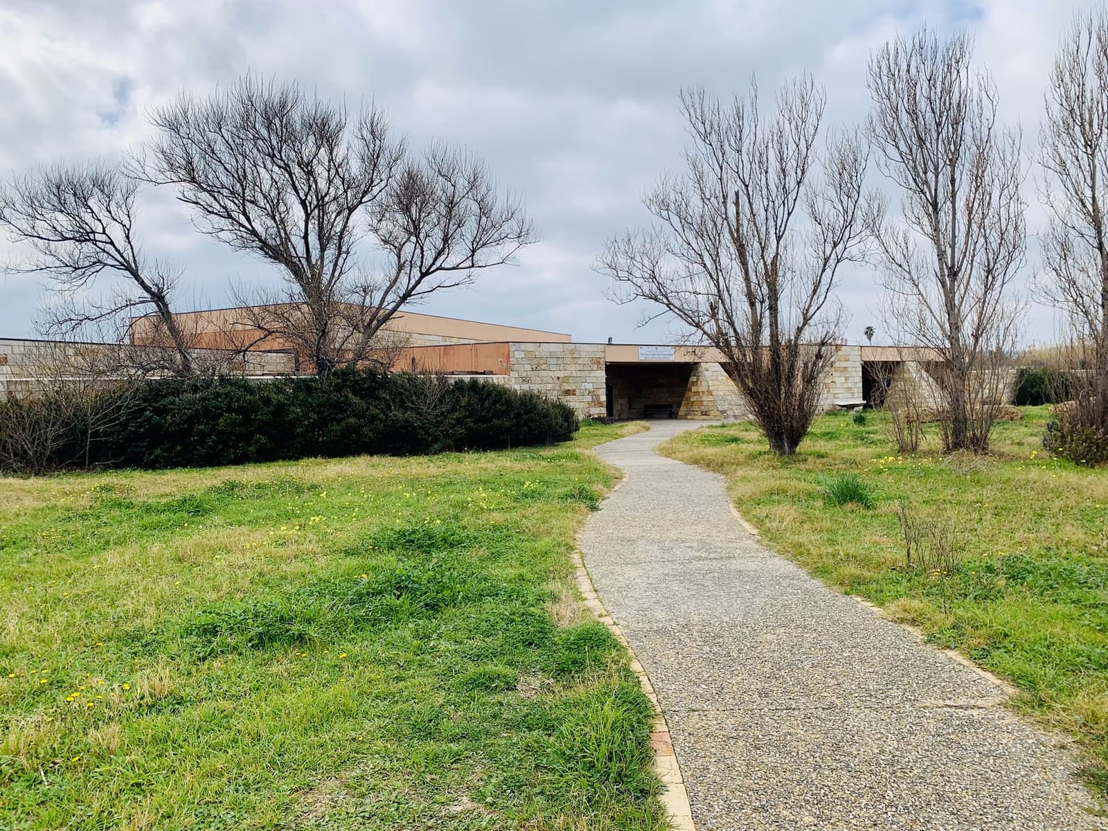 le musée de Capo Colonna, bas, entre les arbres du parc