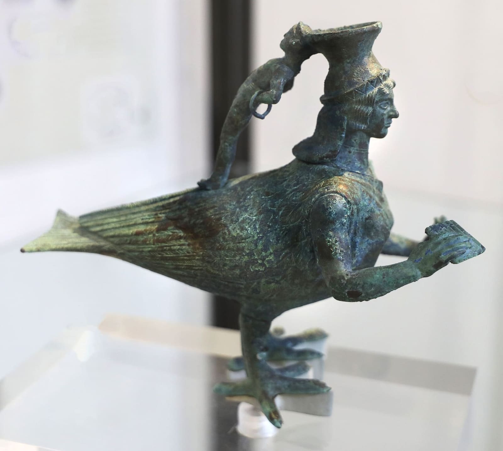 l'askos en bronze en forme de sirène restitué par le Getty Museum