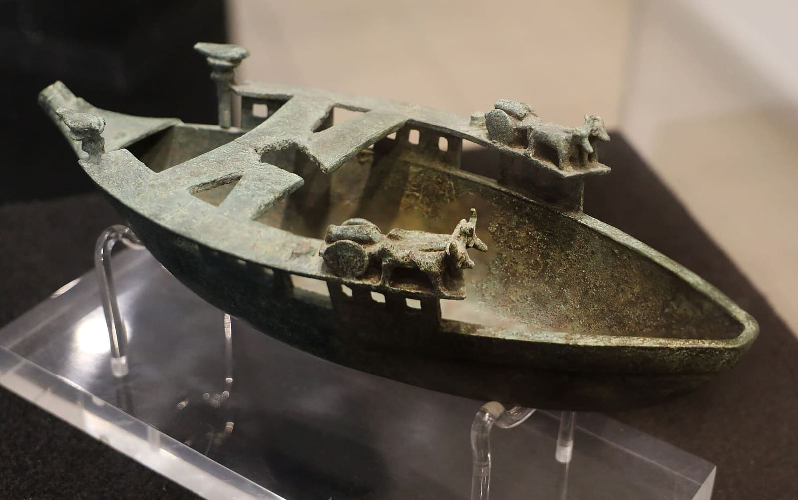 la petite barque nuragique en bronze, avec les animaux sur le bord