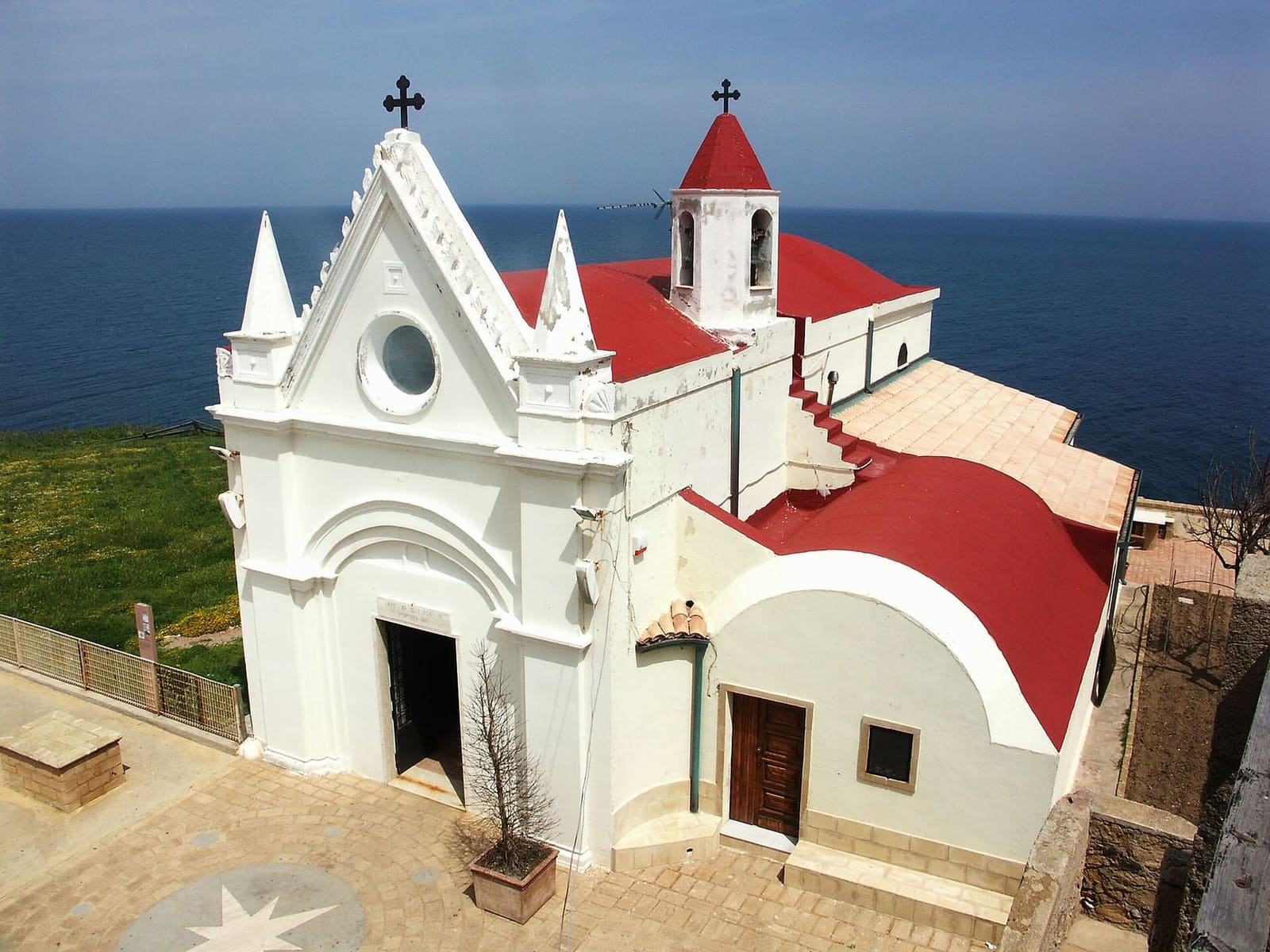 l'église blanche de la Madonna di Capo Colonna, sur le parvis