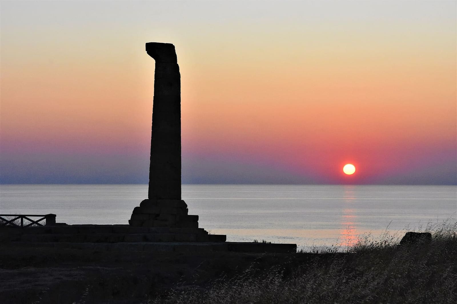 la colonne à contre-jour à l'aube, sur la mer Ionienne
