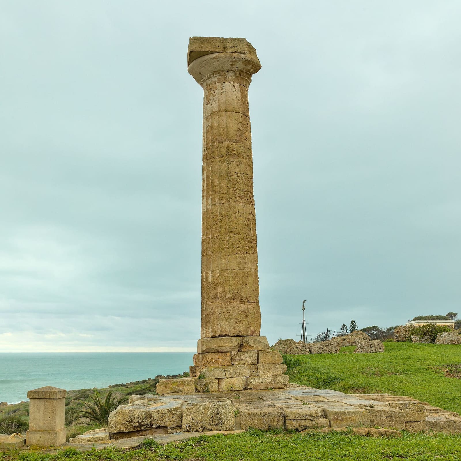 la colonne restée debout du temple, au bord du promontoire