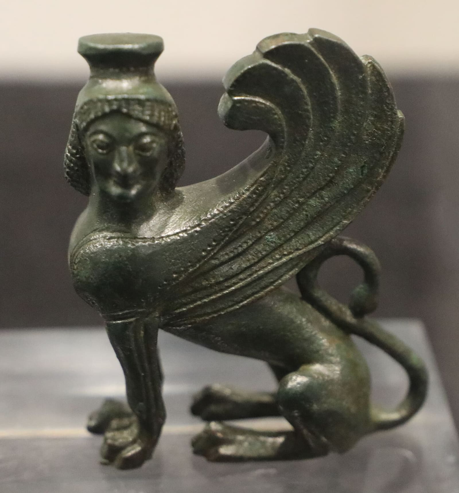 un sphinx assis en bronze, provenant du sanctuaire