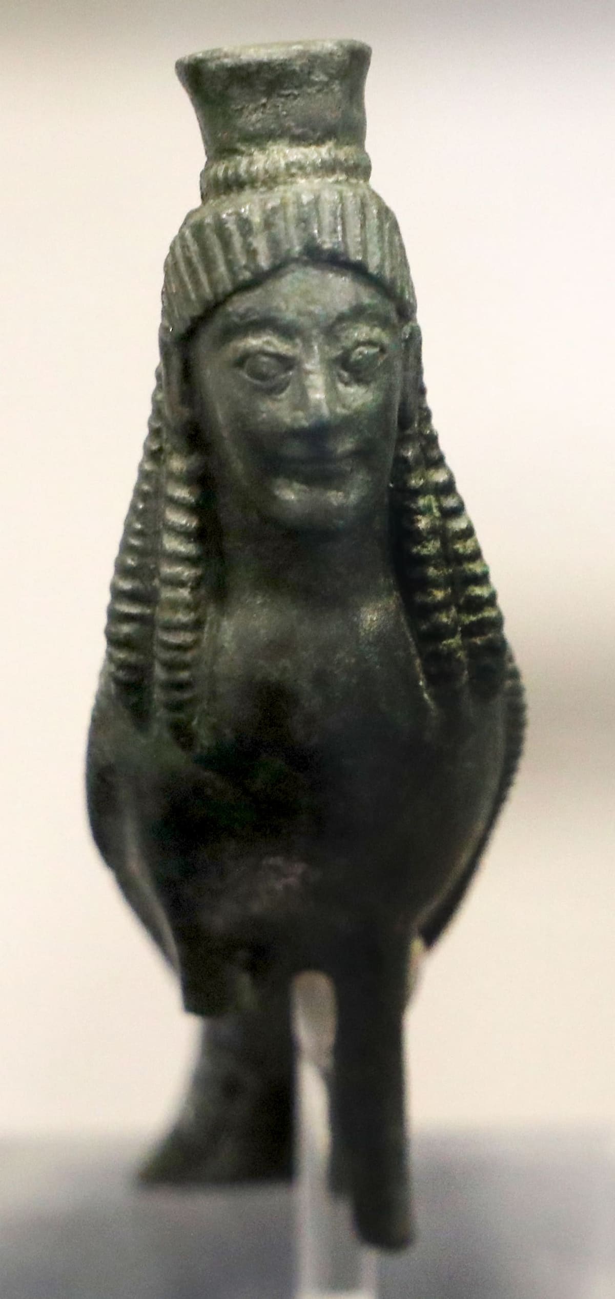 une sirène en bronze, provenant du sanctuaire