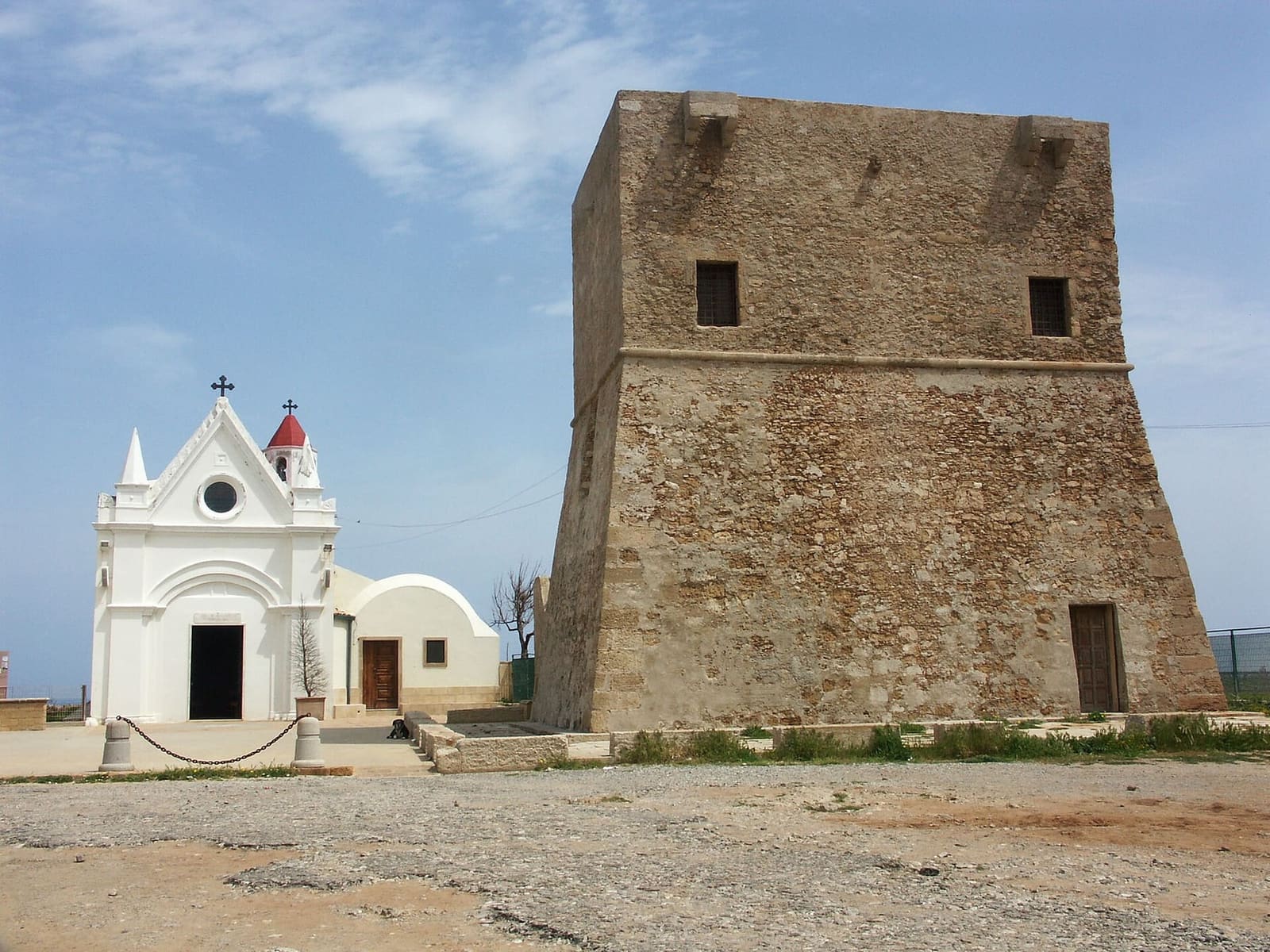 la Torre Nao, du XVIe siècle, et l'église de la Madonna di Capo Colonna
