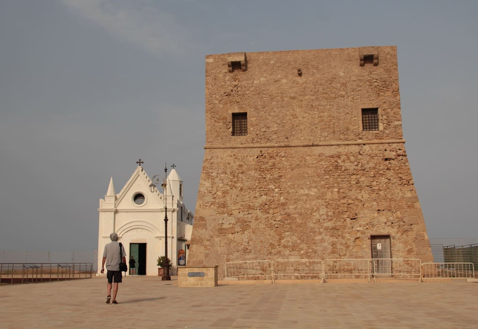 la Torre Nao sur le parvis, avec l'escalier qui monte à l'entrée