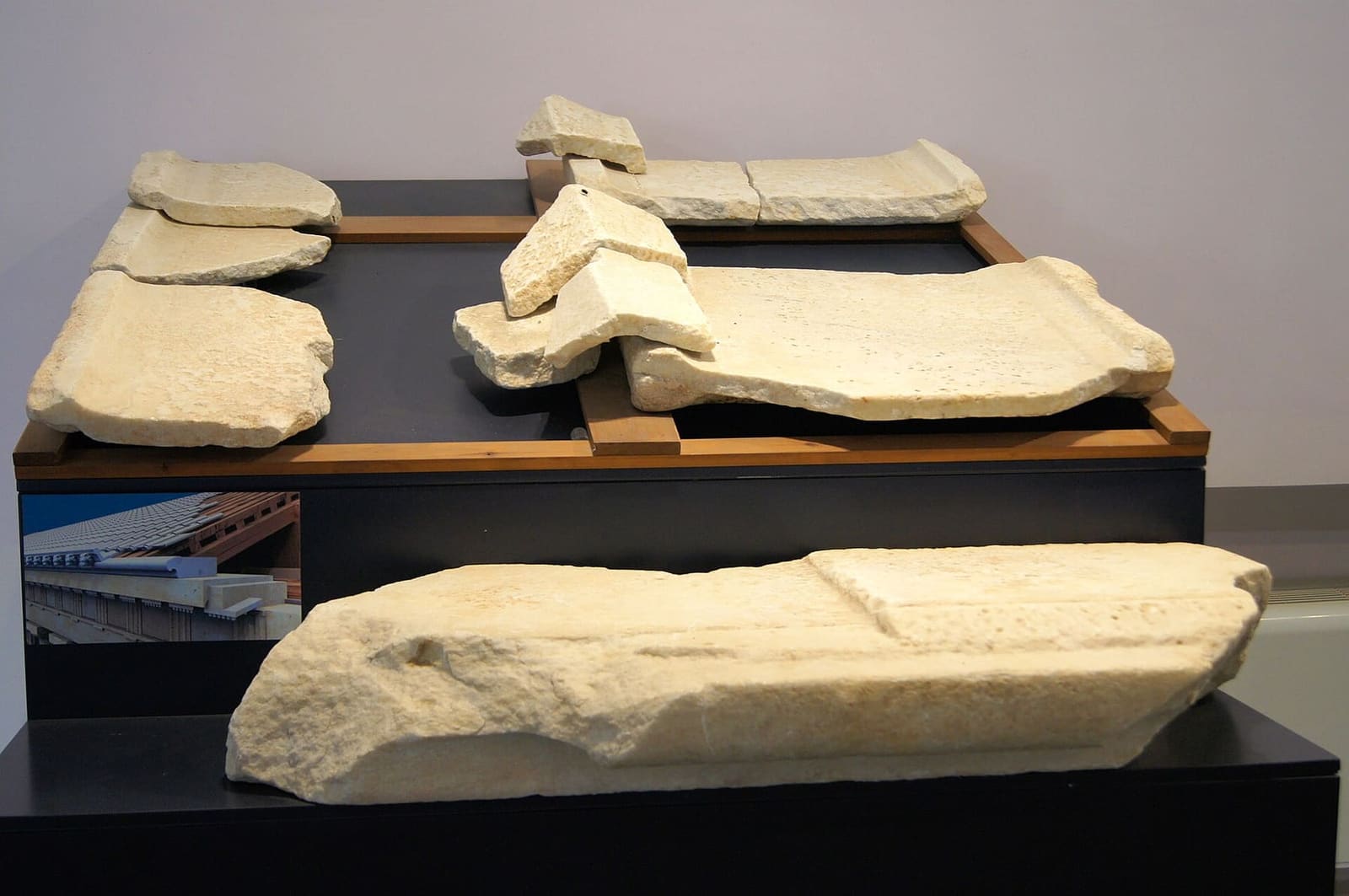 les tuiles de marbre du toit du temple, au musée de Capo Colonna