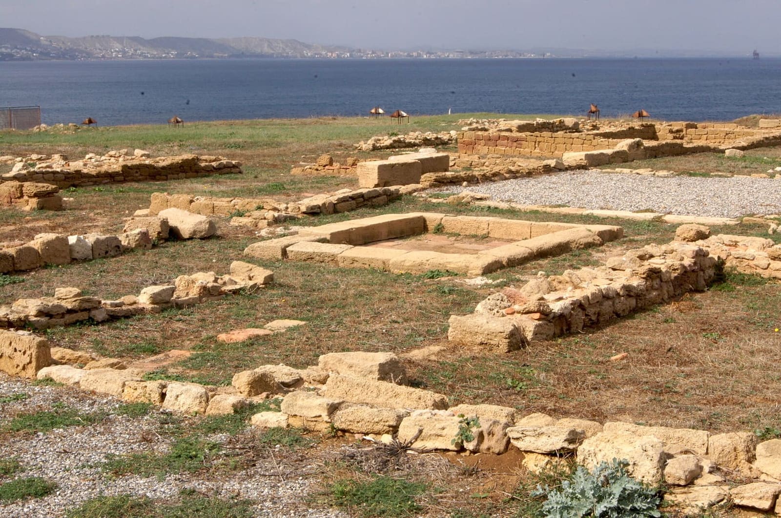 les vestiges d'une maison de la colonie romaine, avec la mer et Crotone au fond