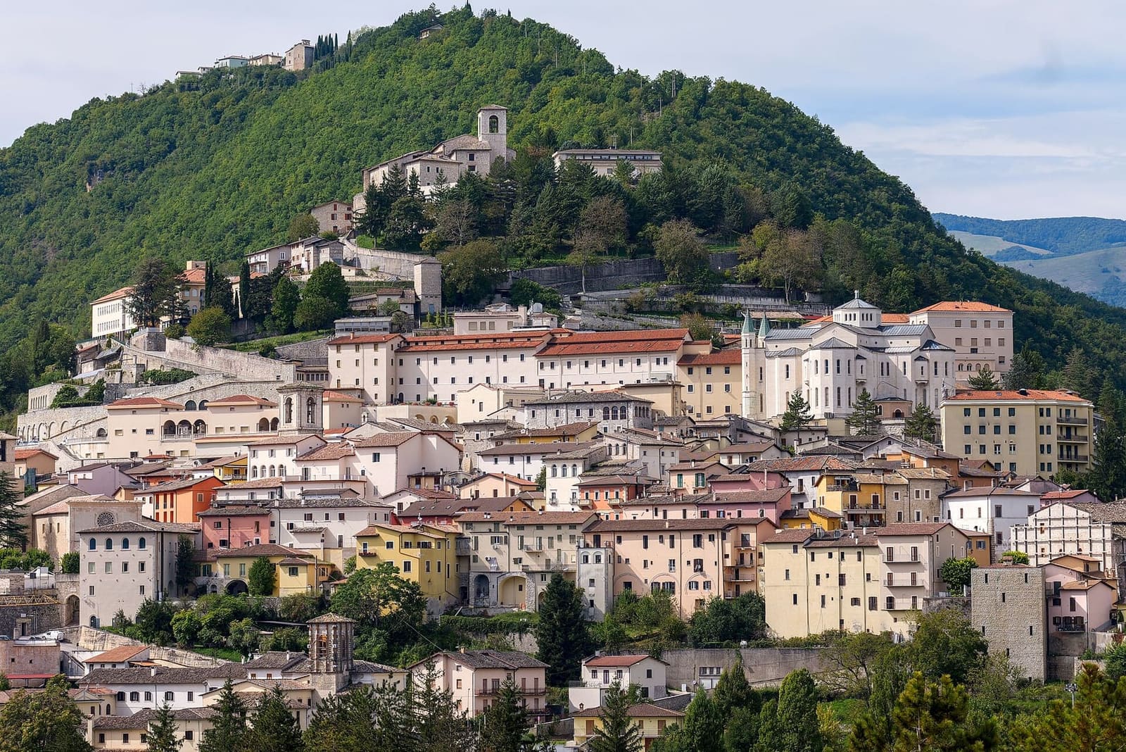 Cascia sul suo colle, con la basilica bianca di Santa Rita in mezzo alle case