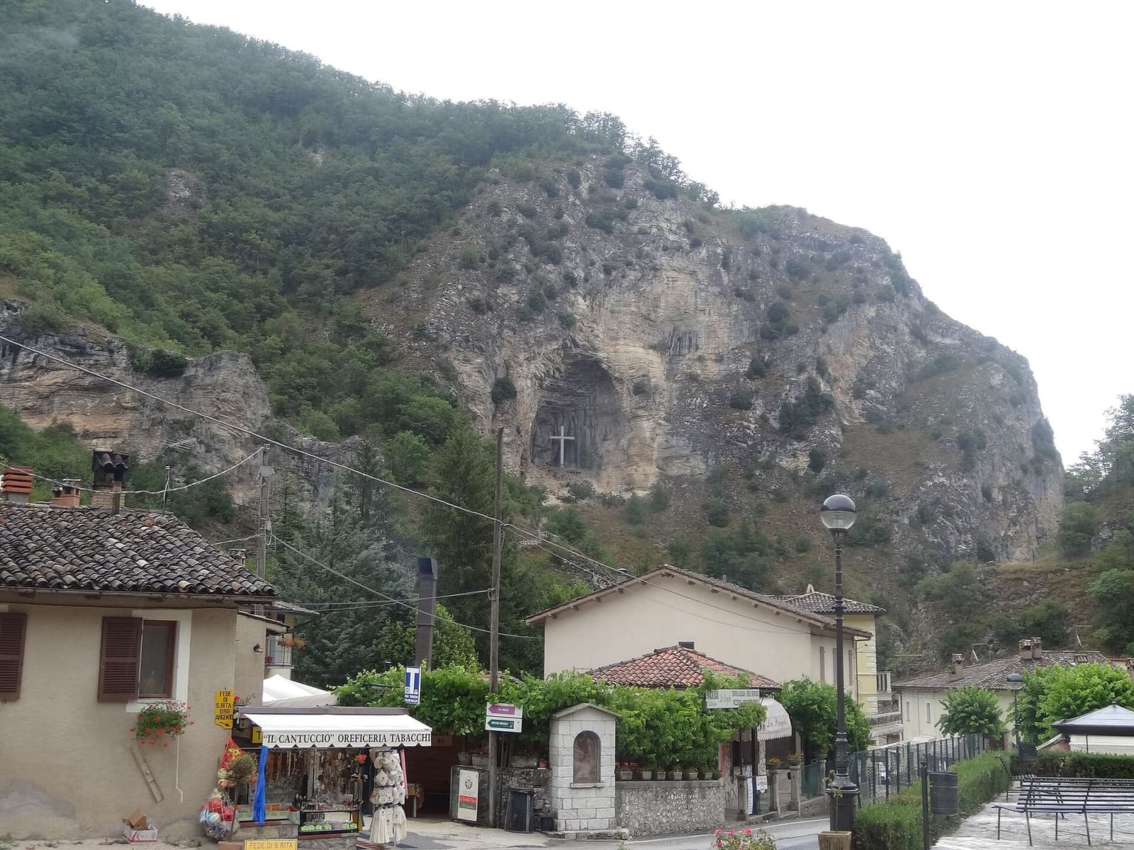 le case di Roccaporena sotto la parete di roccia della Grotta d'Oro
