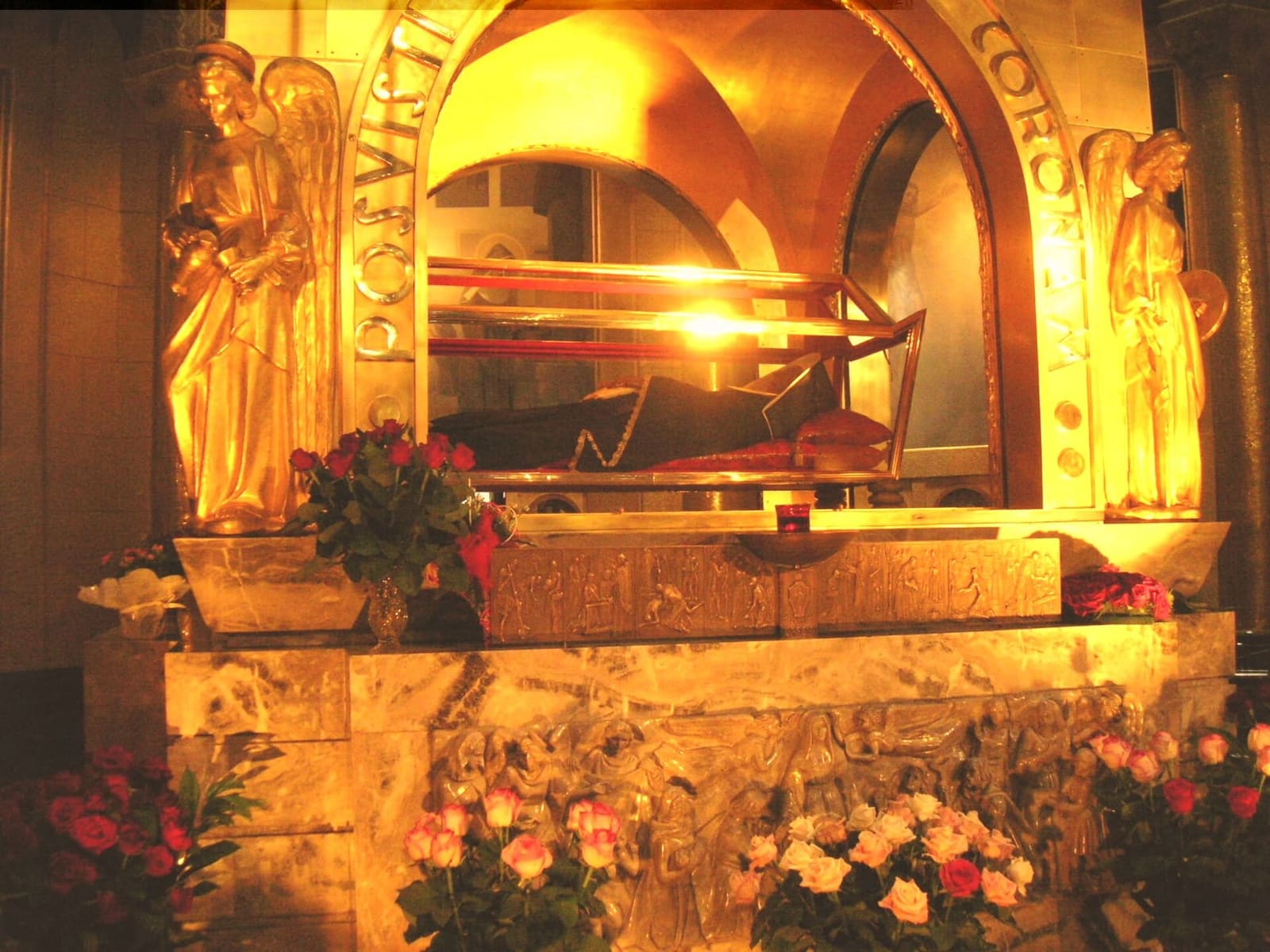 l'urna di cristallo con il corpo di Santa Rita, nella cappella della santa in basilica