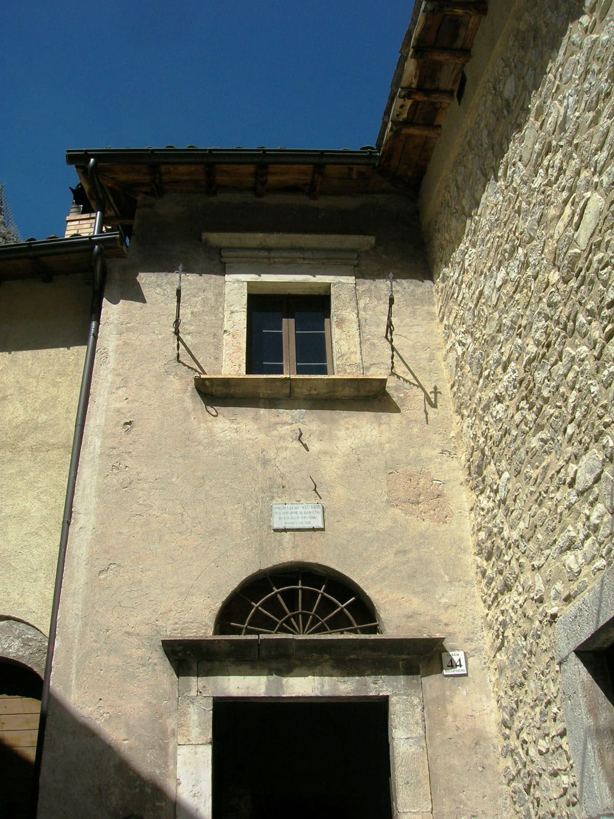 la casa natale di Santa Rita a Roccaporena, con la porta sotto la lunetta
