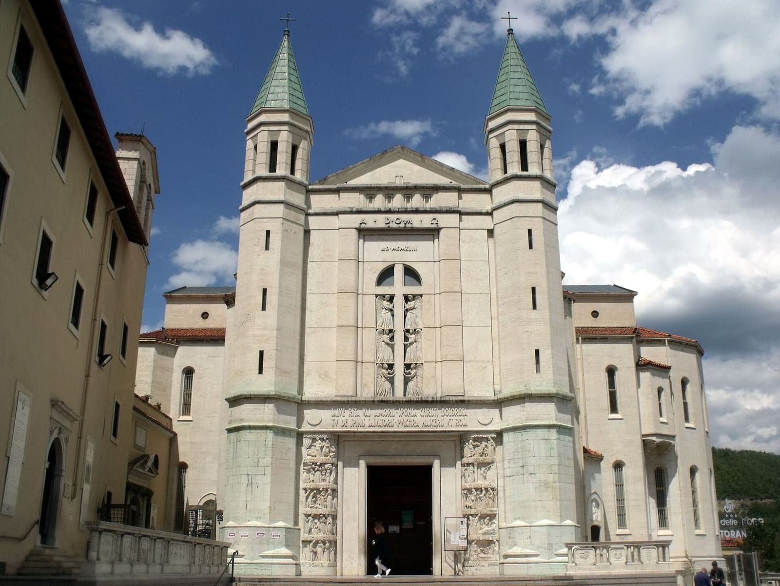 la facciata di travertino della basilica di Santa Rita, sul colle Sant'Agostino