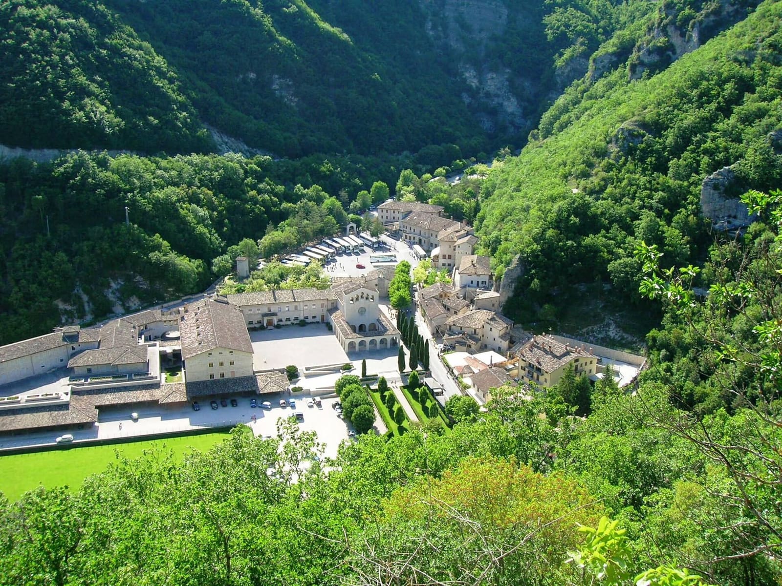 Roccaporena dall'alto, stretta in fondo alla valle del Corno