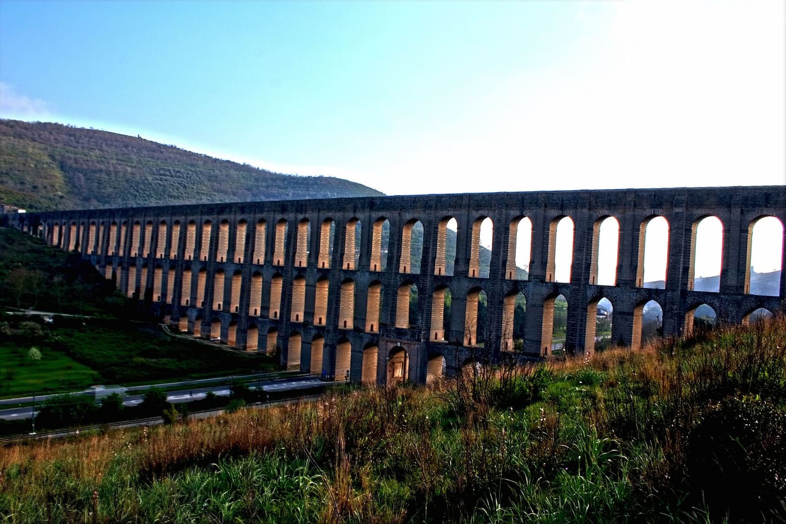 i tre ordini di arcate dei Ponti della Valle, l'acquedotto di Vanvitelli nella valle di Maddaloni