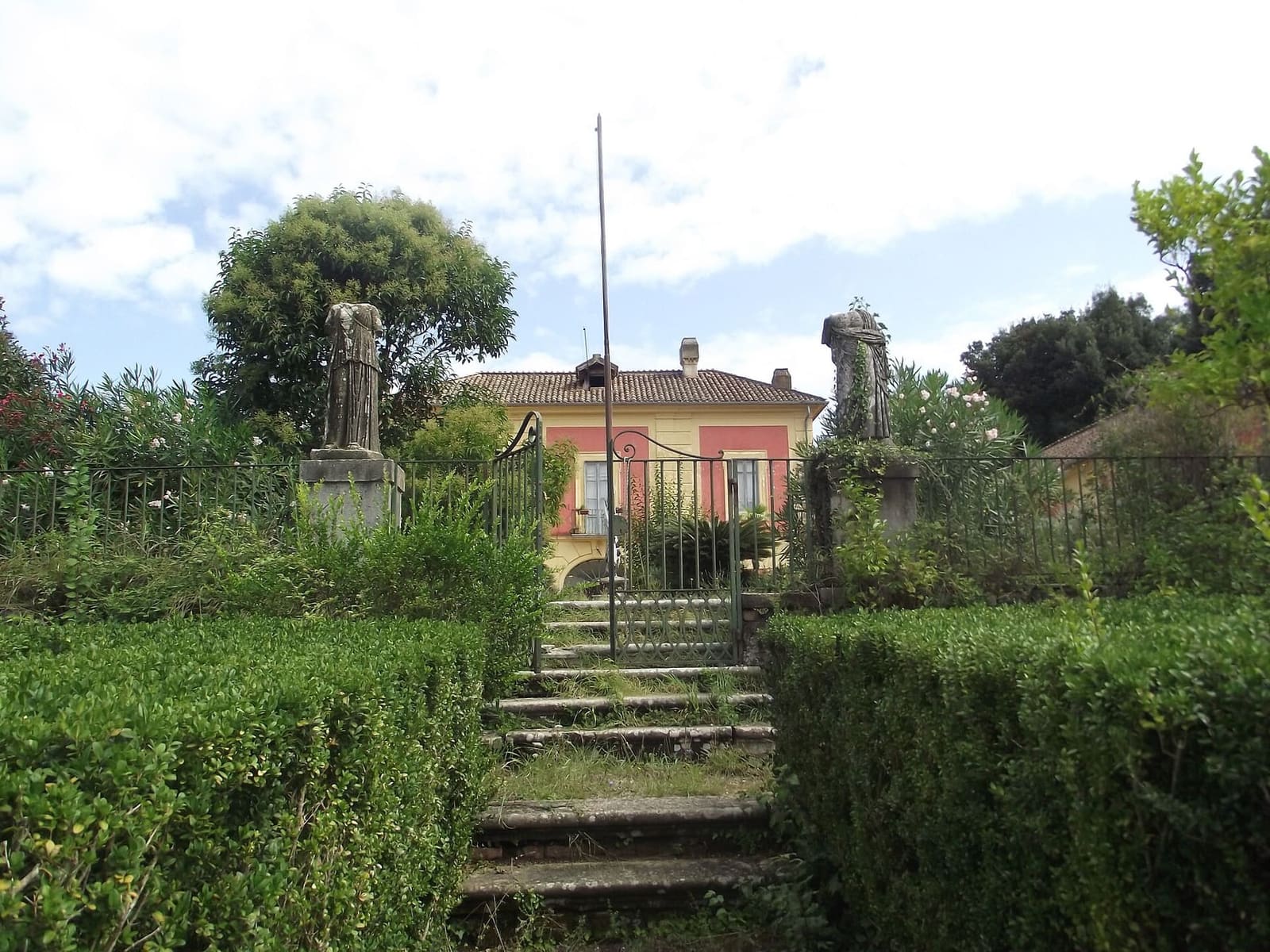 la scala fra le siepi e le statue che sale alla Fattoria dei Borboni, nel Bosco di San Silvestro