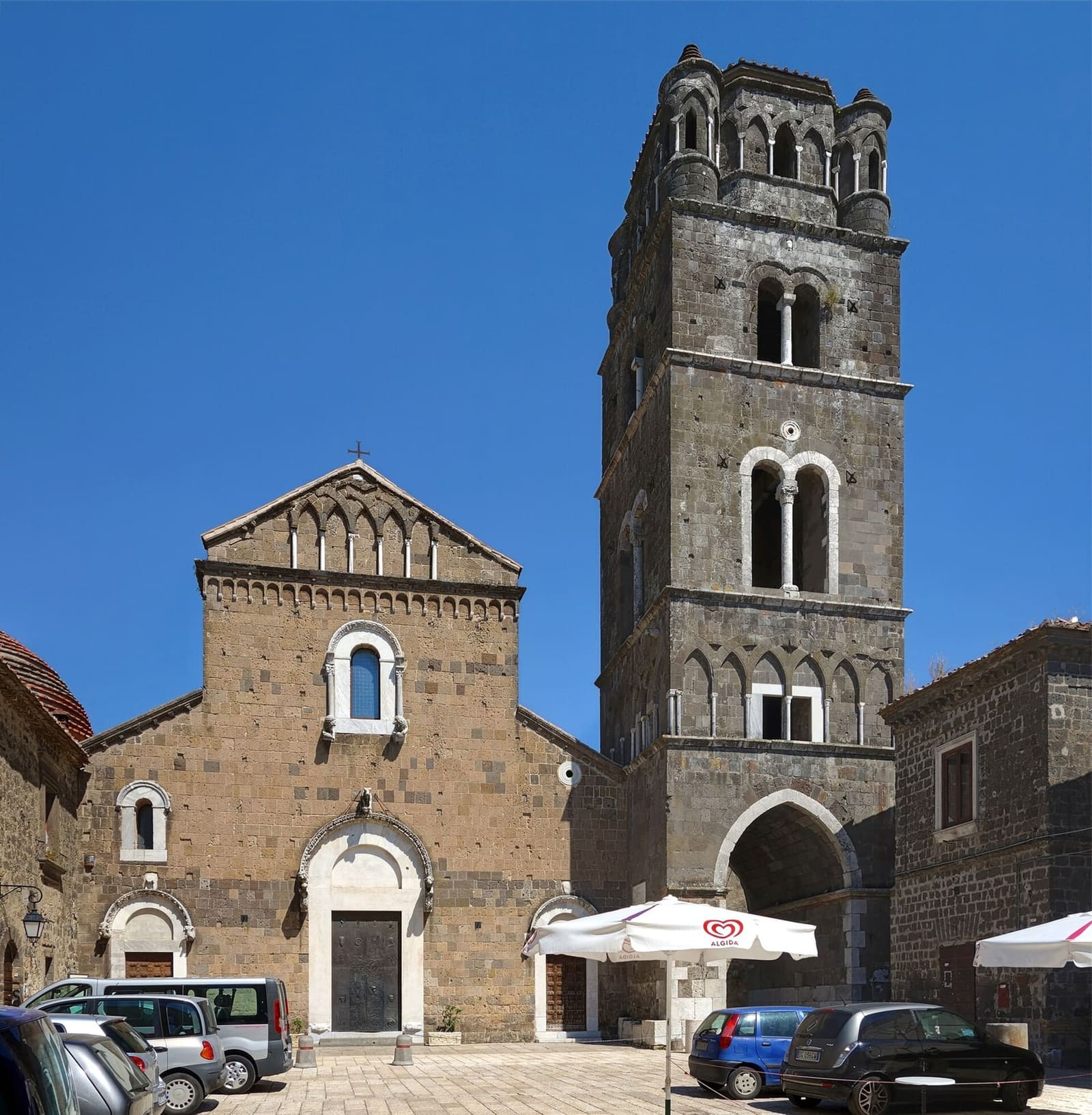 la facciata del Duomo di Casertavecchia e il campanile con l'arco sulla strada