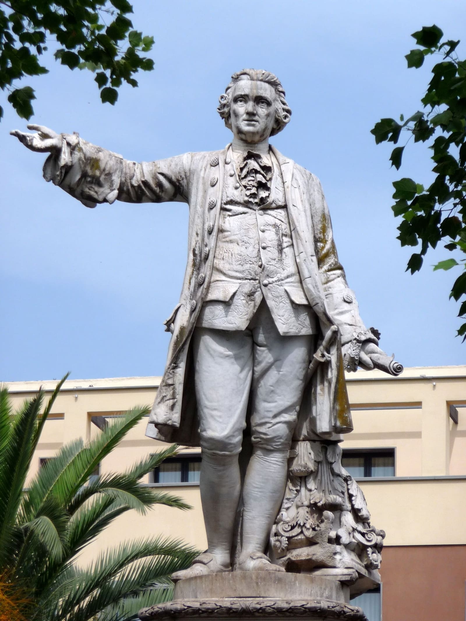 la statua di Luigi Vanvitelli in piazza Vanvitelli, con il braccio teso