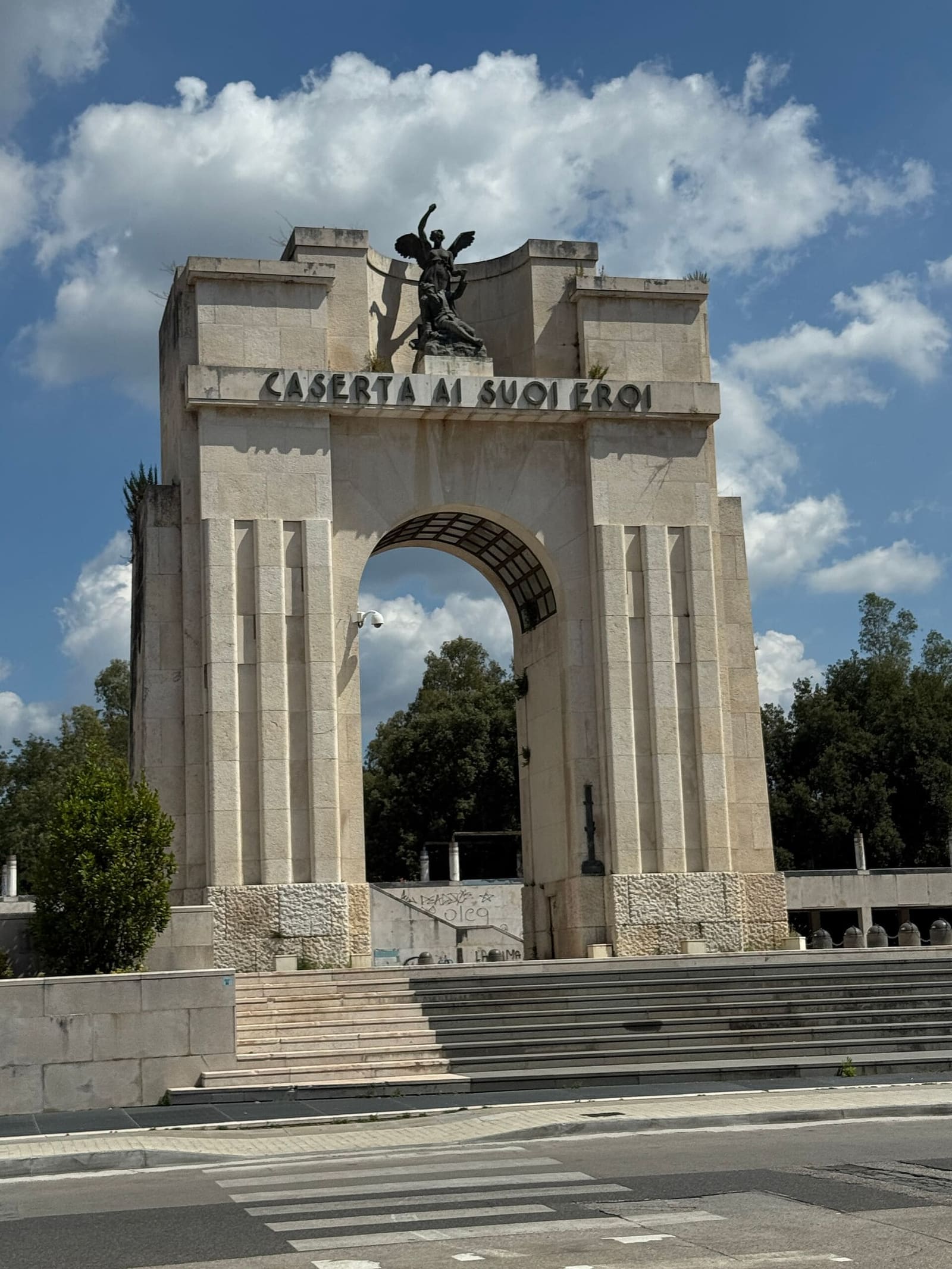 l'arco del Monumento ai caduti con la scritta Caserta ai suoi eroi