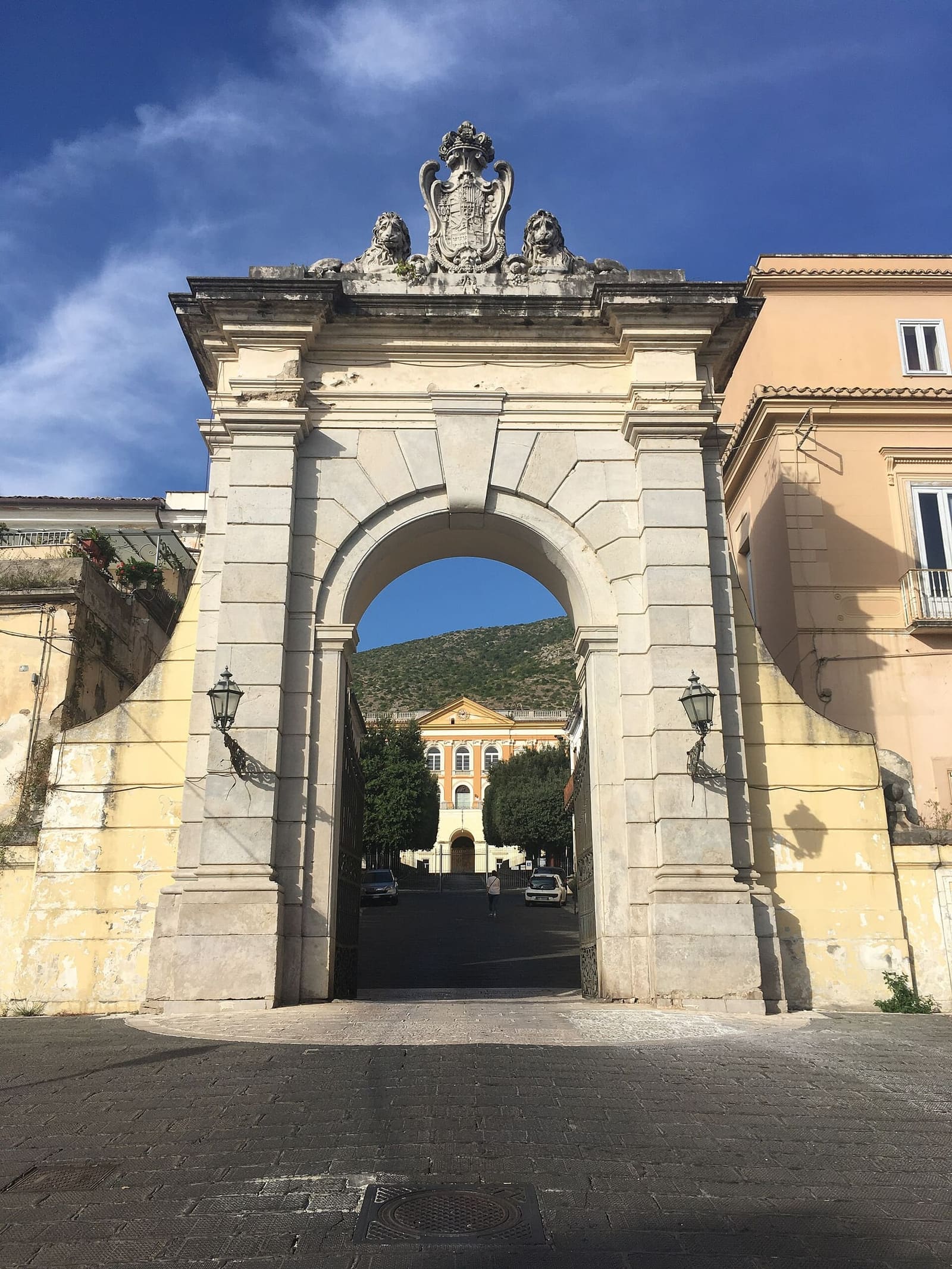 l'arco borbonico d'ingresso a San Leucio con il Belvedere in fondo