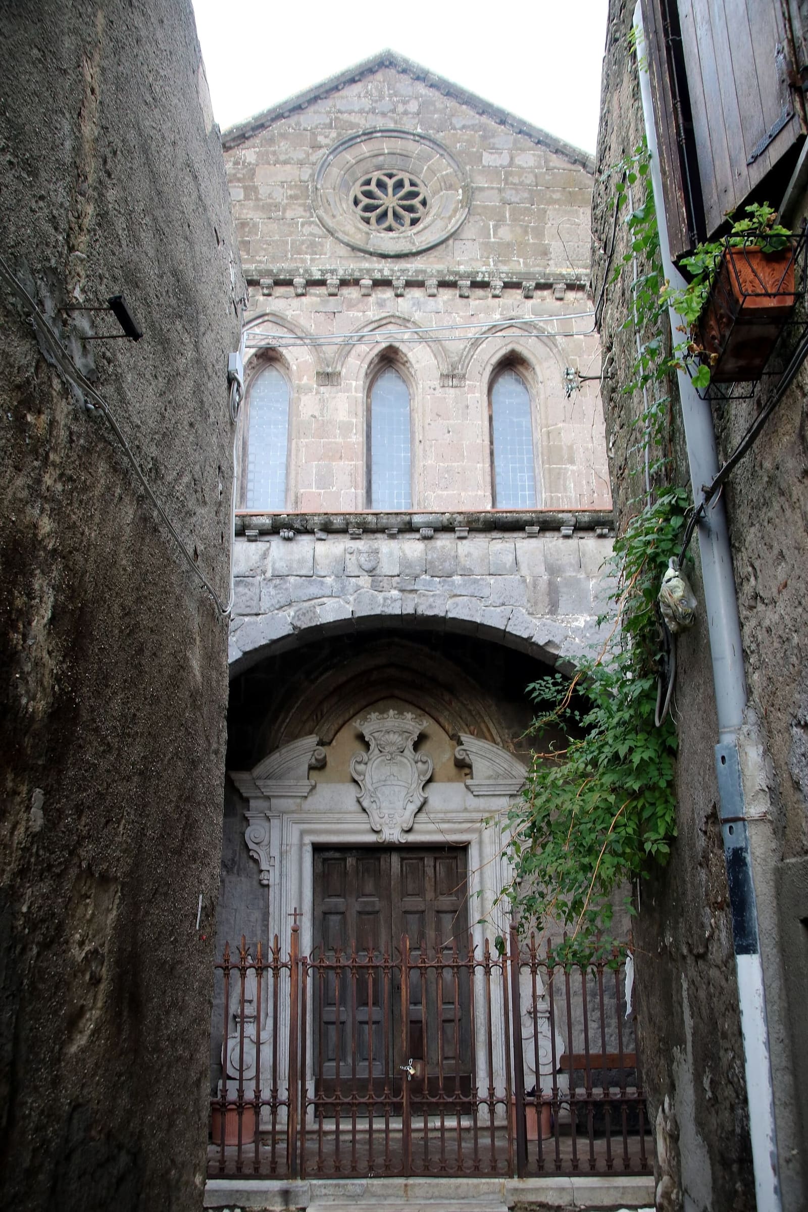 la facciata gotica della chiesa dell'Annunziata con il portale barocco, fra le case di Casertavecchia