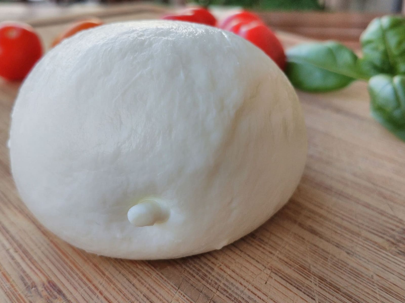 Gefüllte Tomaten mit Mozzarella, Annurca-Apfel und Gemüse