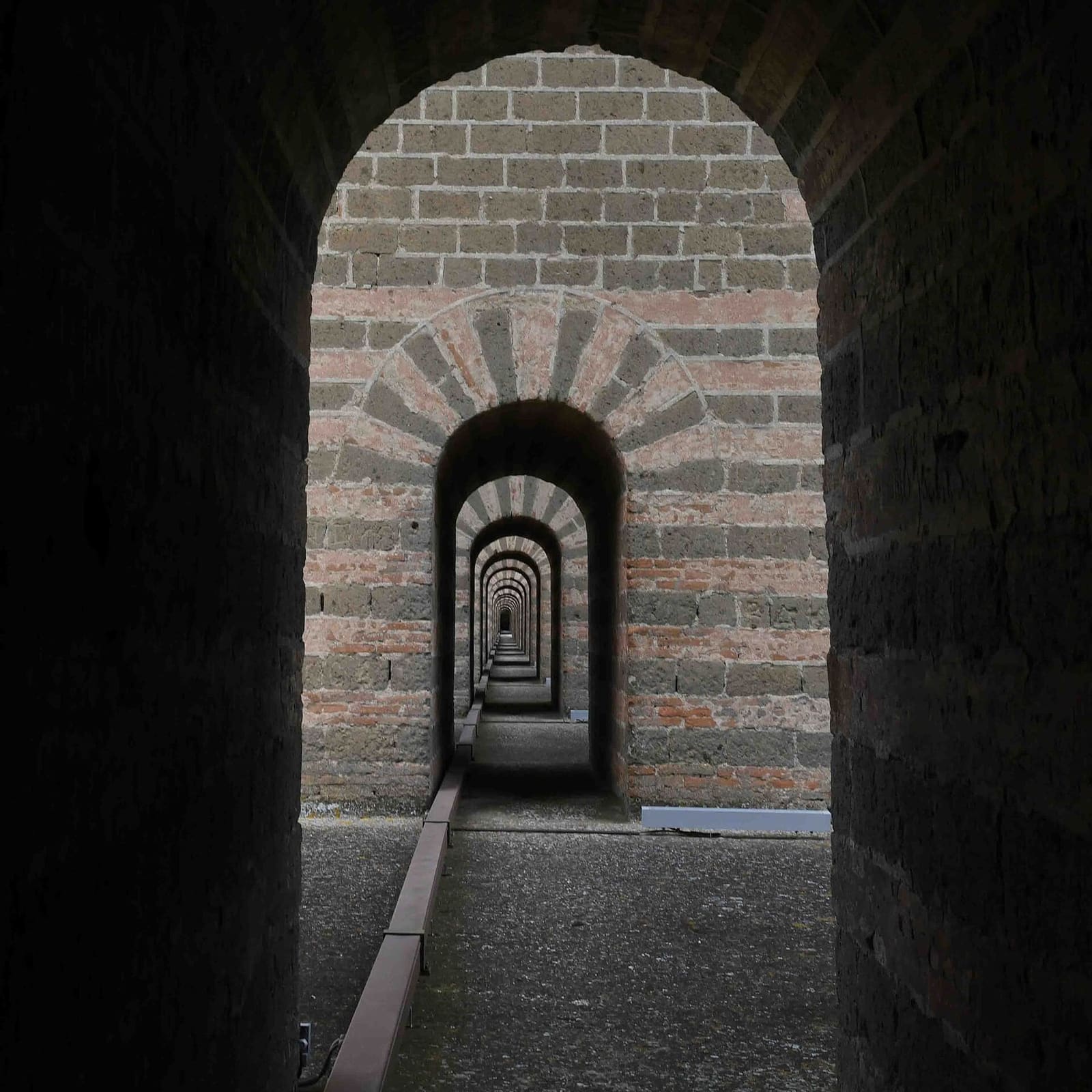 il passaggio sotto le arcate dei Ponti della Valle, un arco dietro l'altro