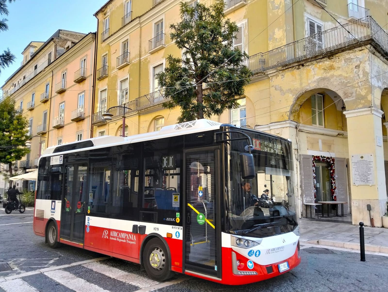 un bus urbano di AIR Campania davanti ai portici di piazza Dante