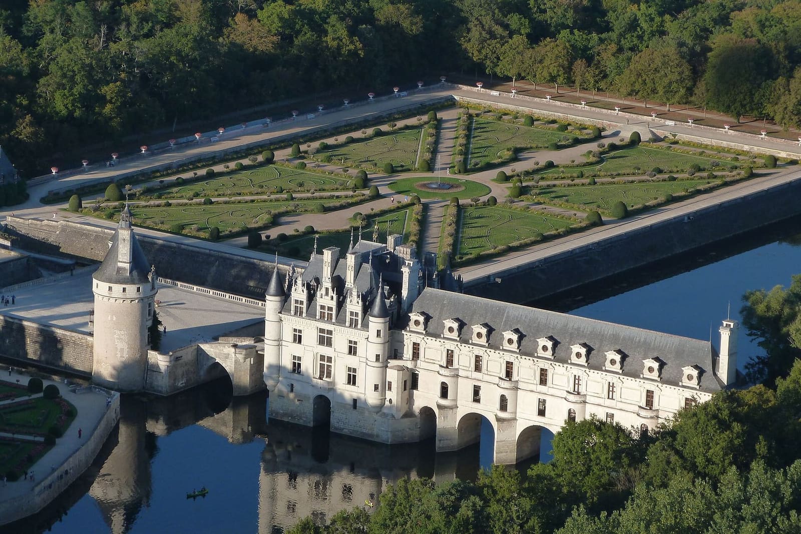Wohnbau und Galerie aus einem Heißluftballon, dahinter der Garten der Diane de Poitiers