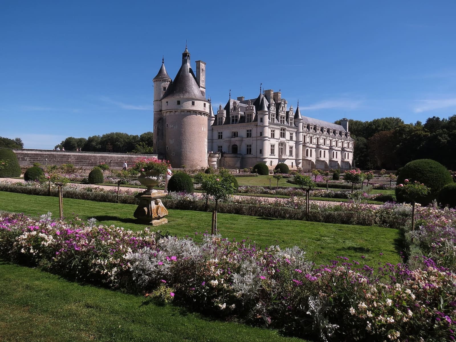 die Blumenbeete im Garten der Katharina von Medici, mit Tour des Marques und Schloss