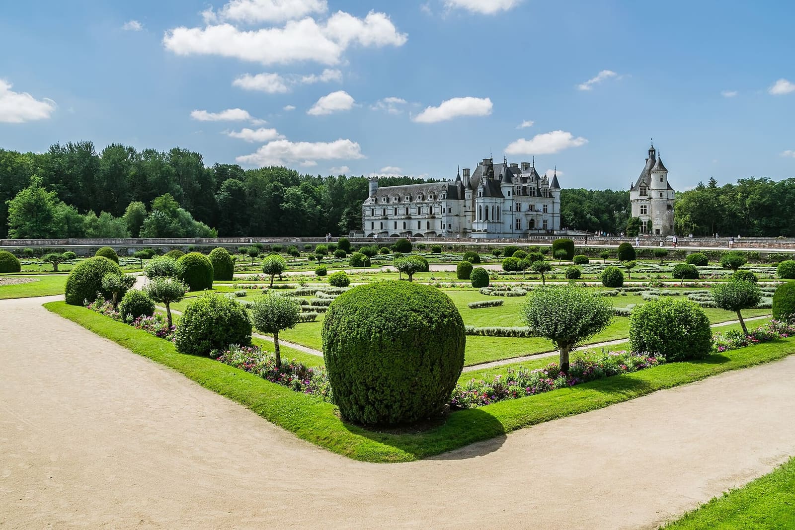 der Garten der Diane de Poitiers, im Hintergrund Schloss und Tour des Marques