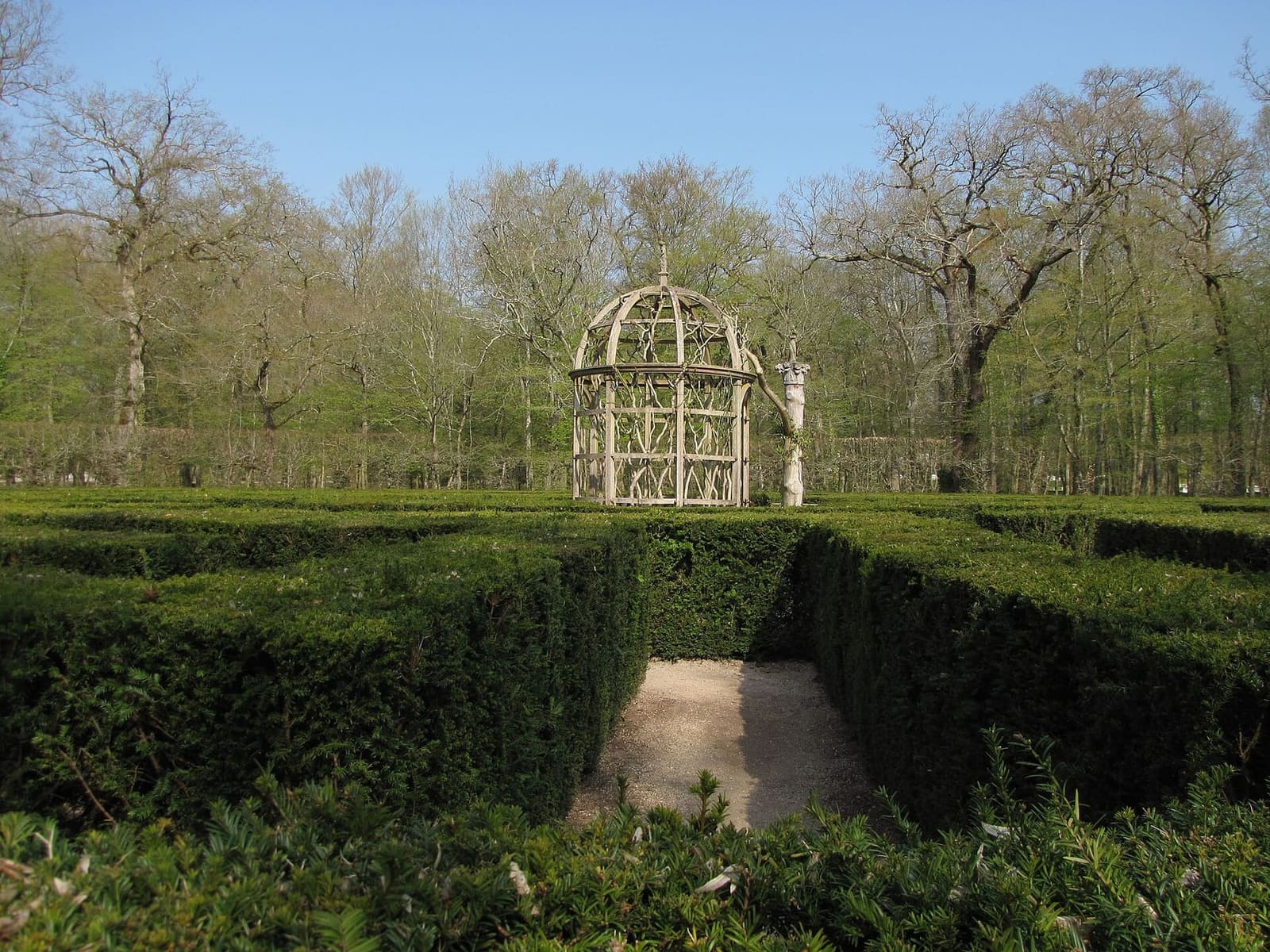 das Eibenlabyrinth im Park mit dem Pavillon in der Mitte, im April