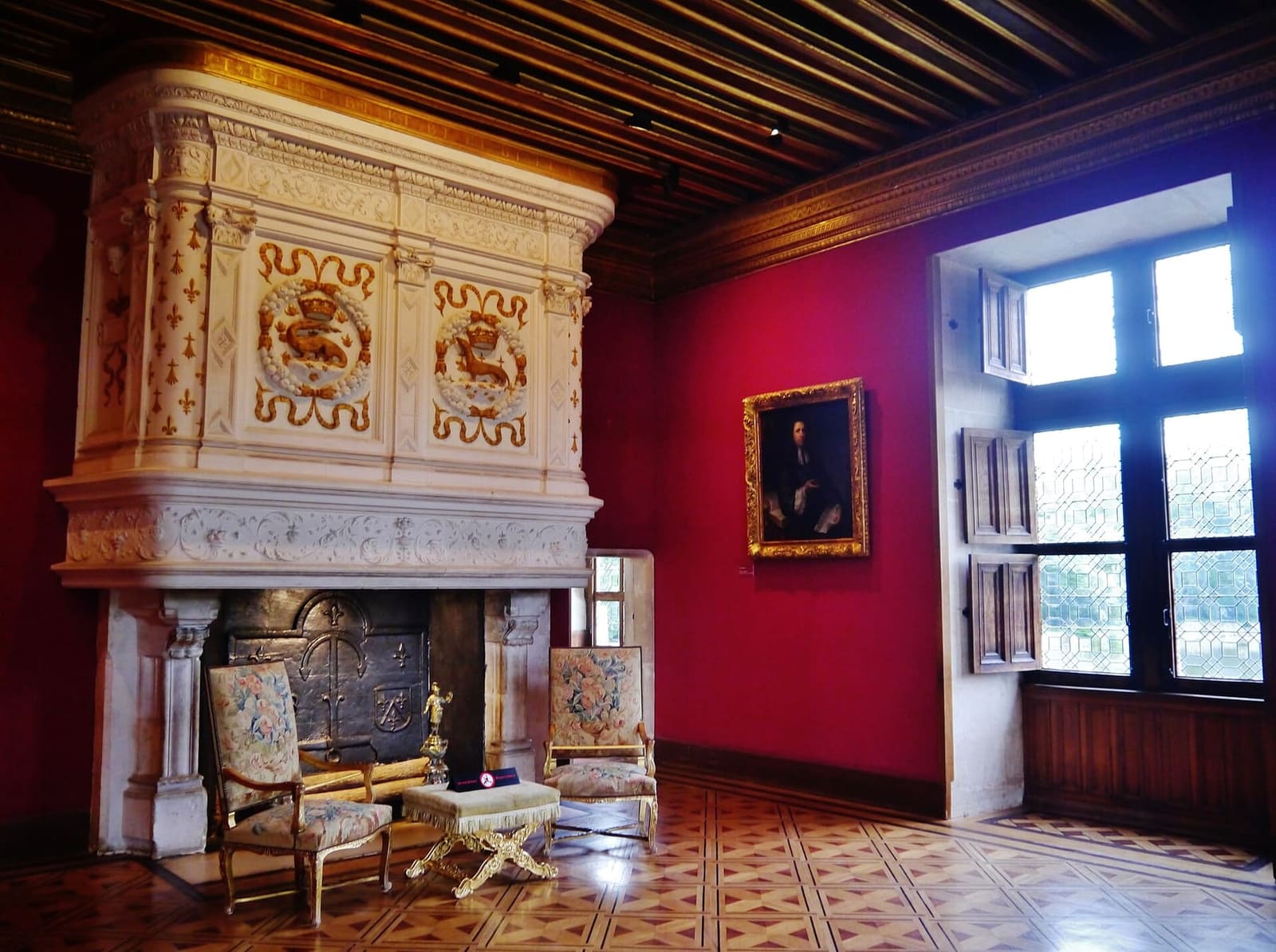 der Salon Ludwig XIV. mit roten Wänden und dem weiß-goldenen Kamin