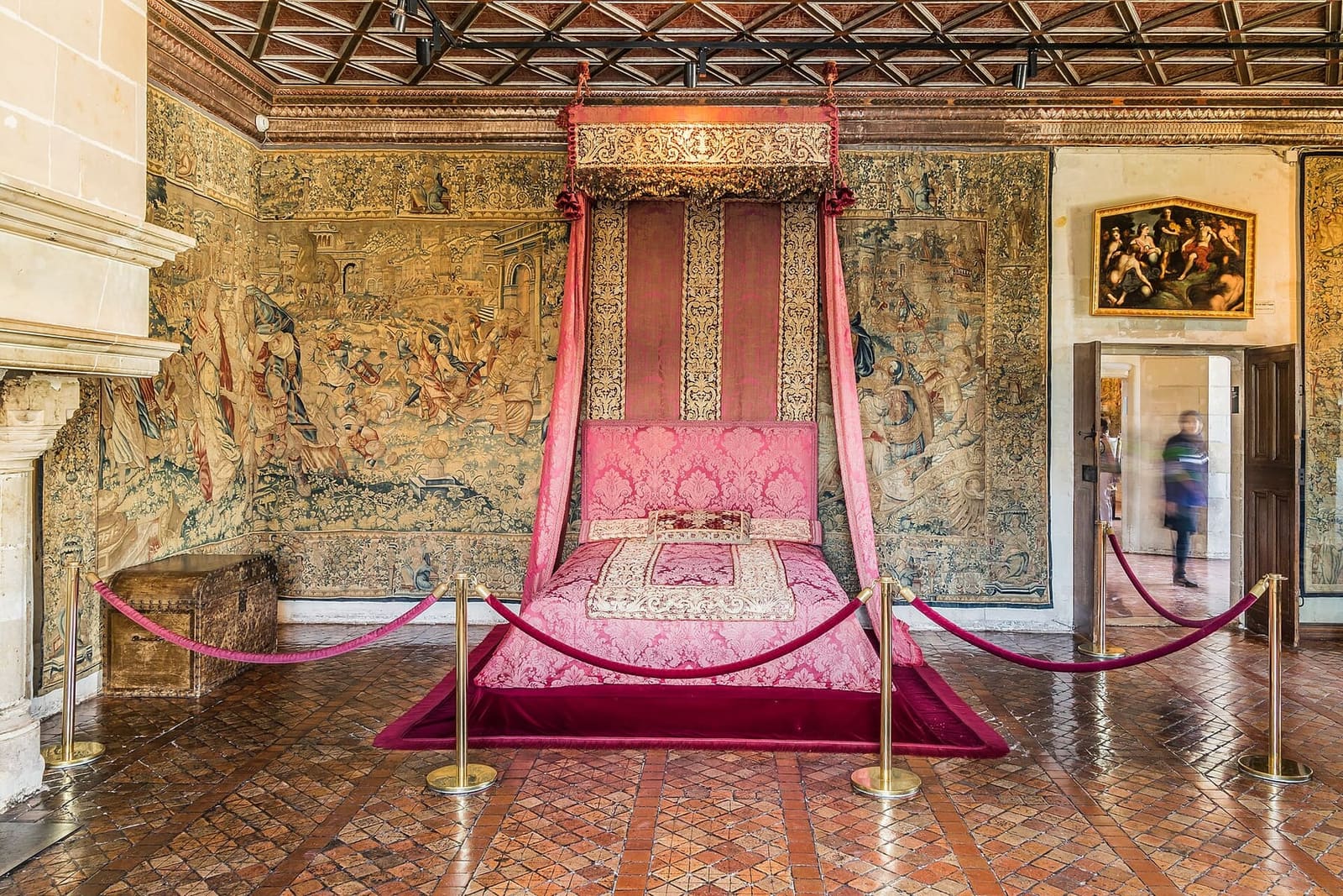 das Zimmer der fünf Königinnen mit Himmelbett und Wandteppichen