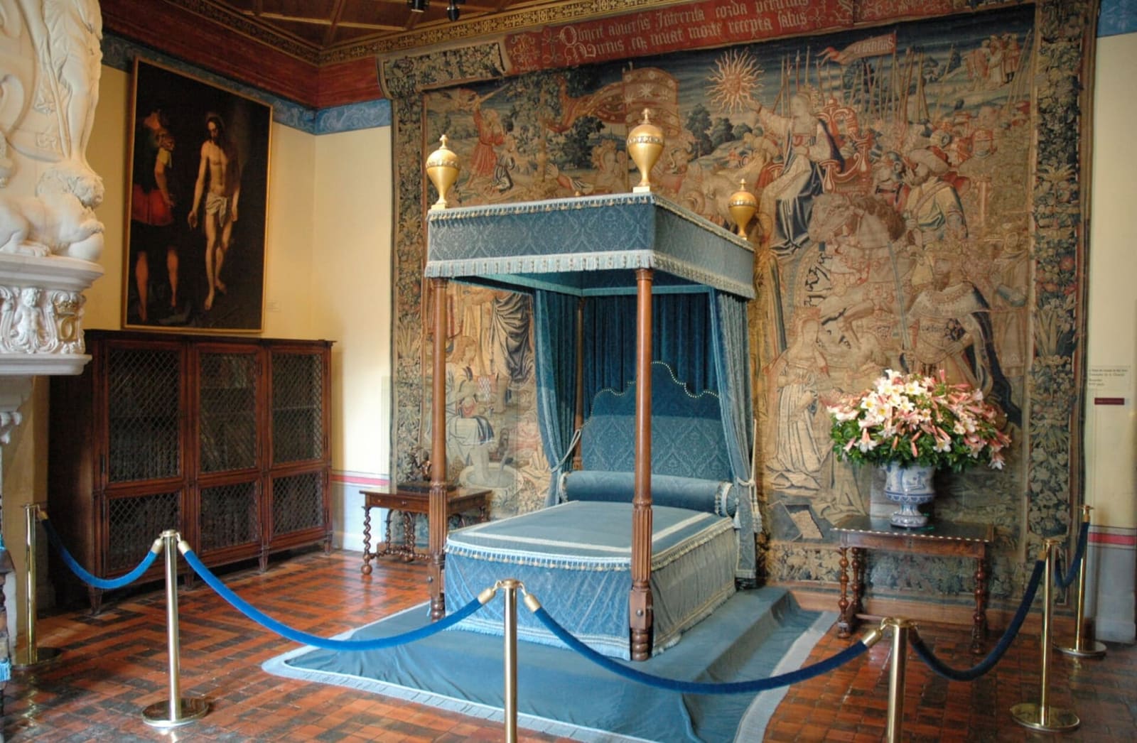das Himmelbett im Schlafzimmer der Diane de Poitiers zwischen den Wandteppichen