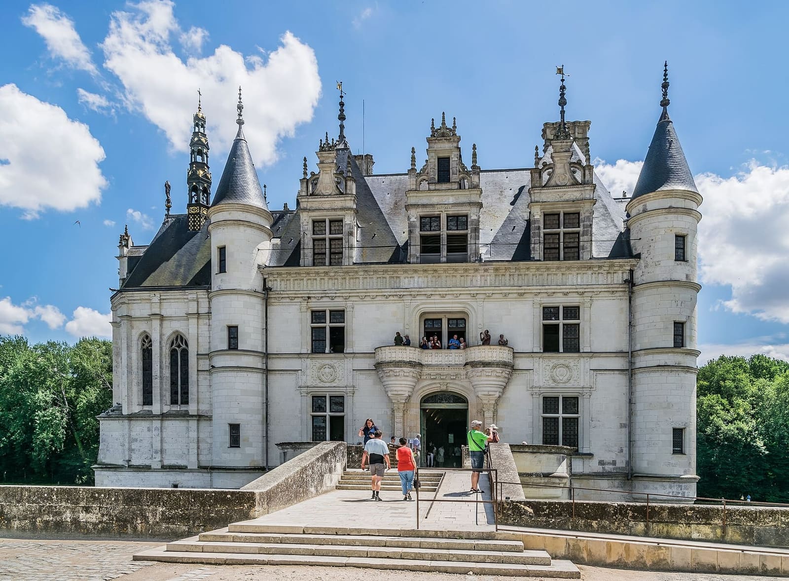 die Eingangsfassade des Wohnbaus mit Treppe und Portal