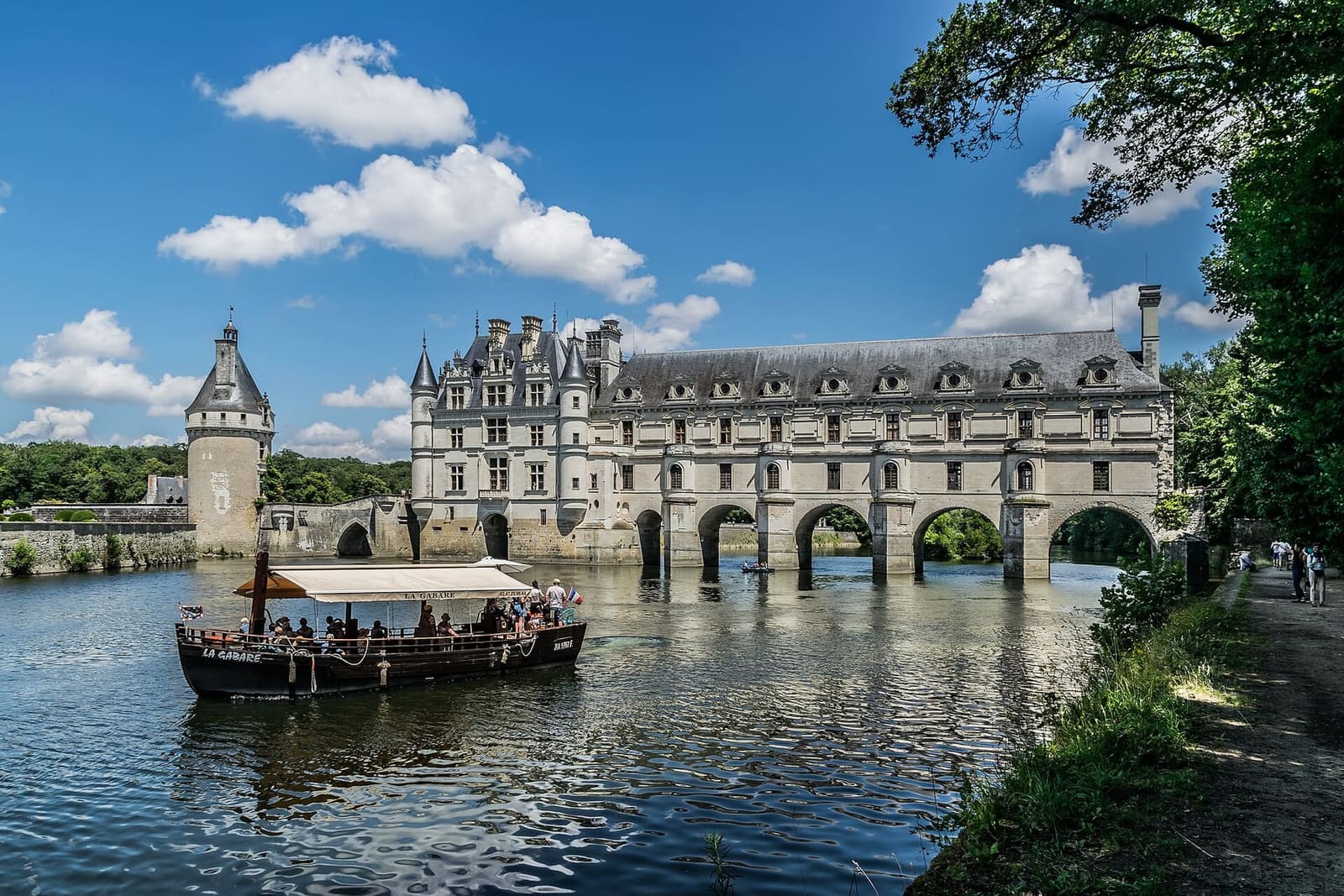 die Galerie des Schlosses über dem Cher, links die Tour des Marques und ein Boot auf dem Fluss