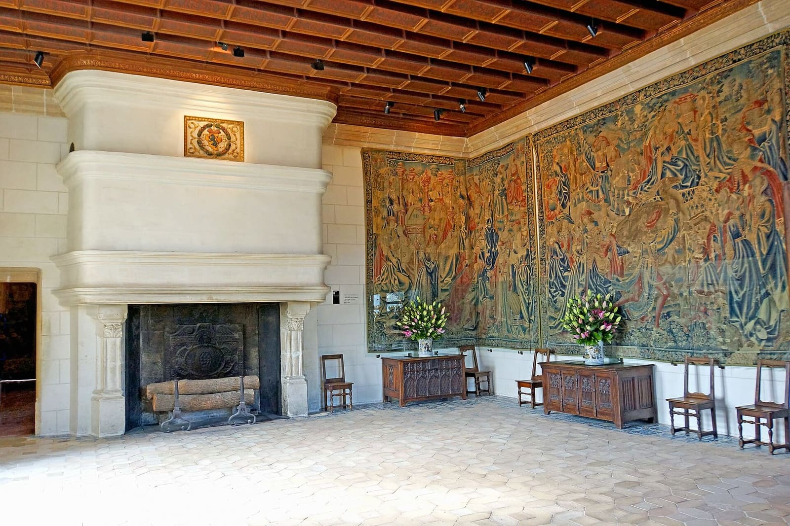 der Wachsaal mit dem Kamin aus dem 16. Jahrhundert und Wandteppichen