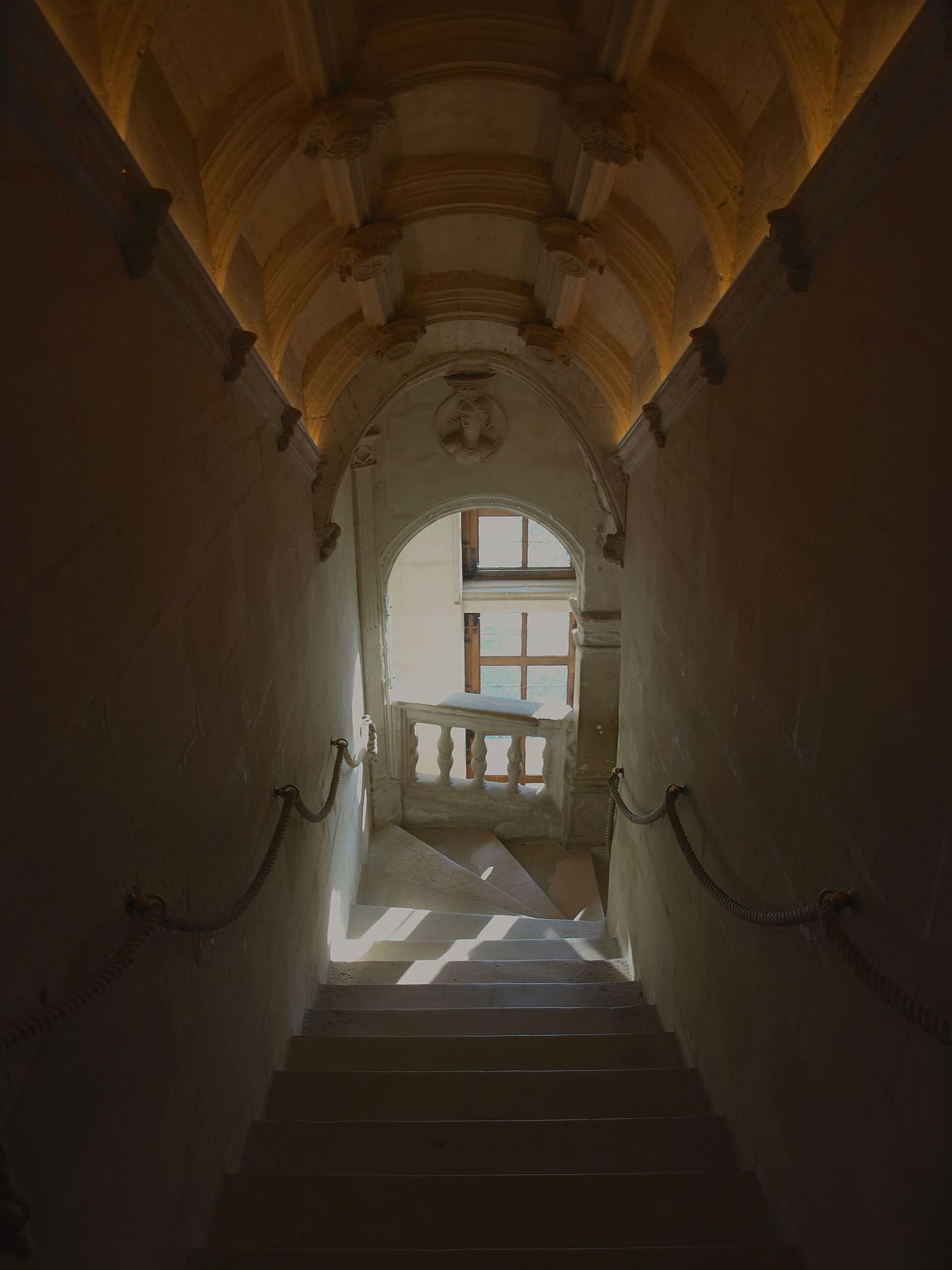die gerade Treppe des Wohnbaus mit der skulptierten Decke