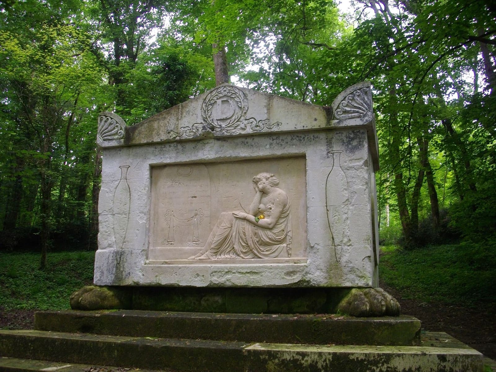 das Grab von Louise Dupin im Wald im Süden des Parks
