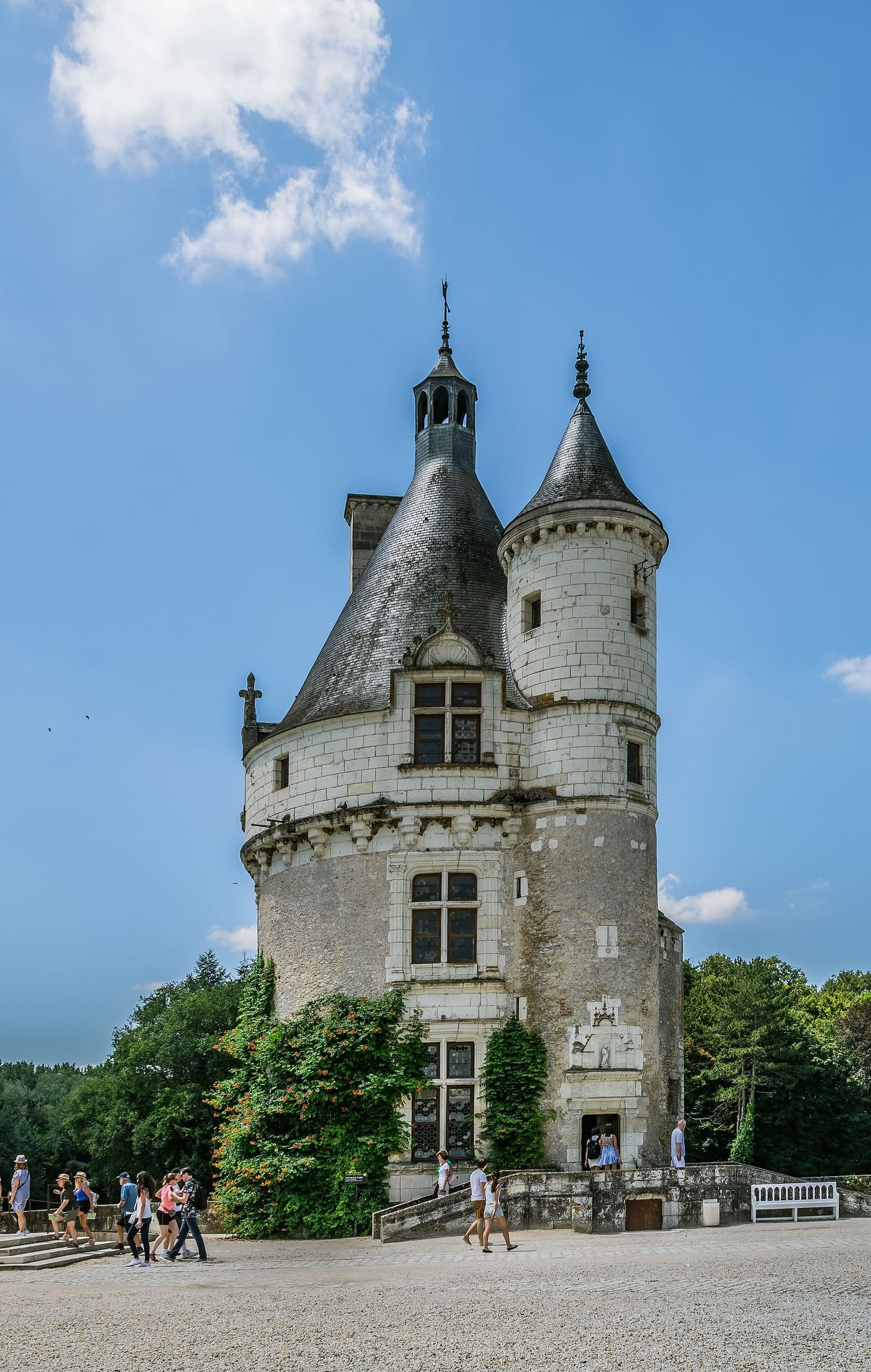 die Tour des Marques, der Bergfried der älteren Burg, auf der Eingangsterrasse