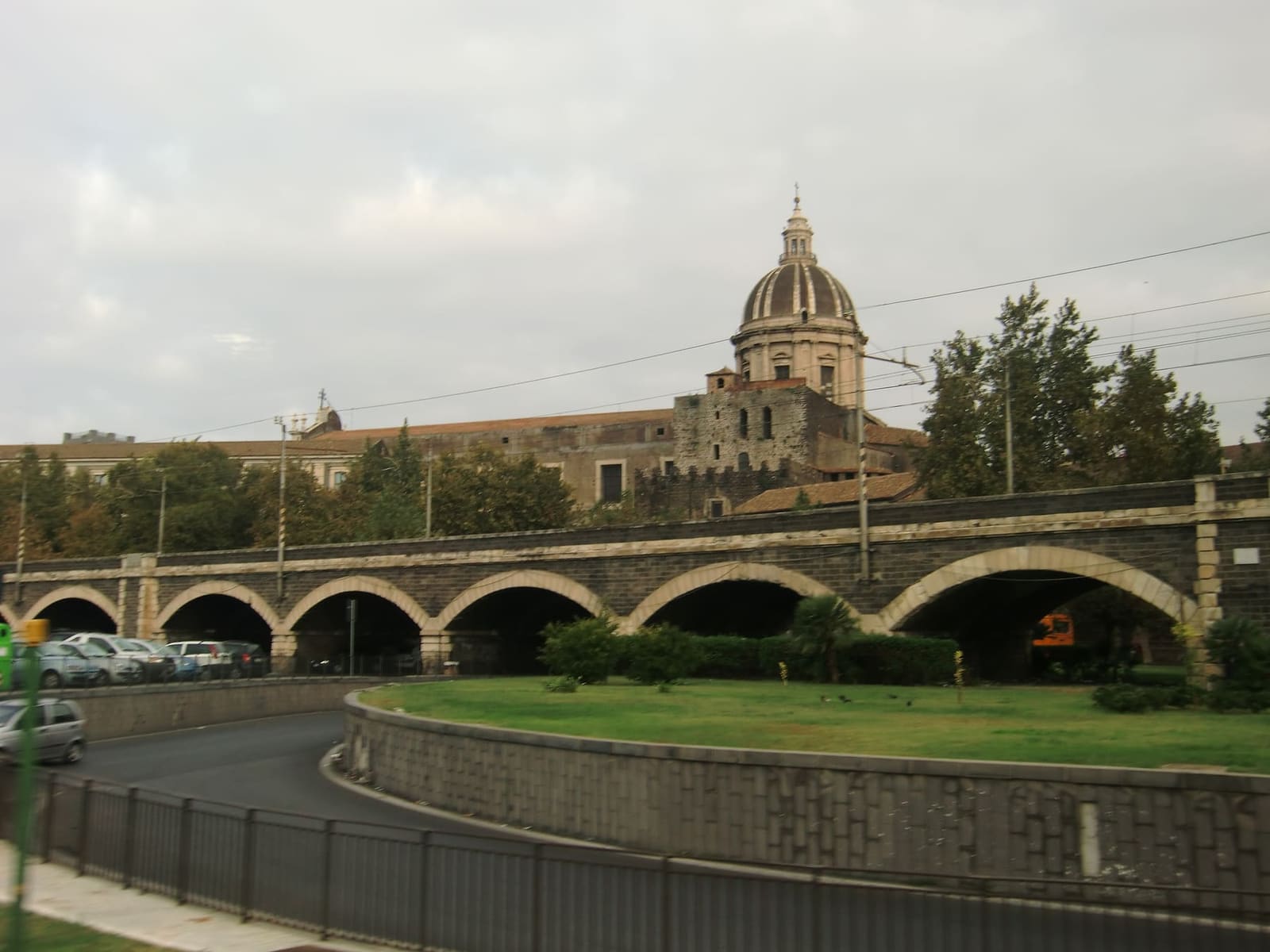 gli Archi della Marina, il viadotto della ferrovia, con dietro le absidi normanne e la cupola della cattedrale