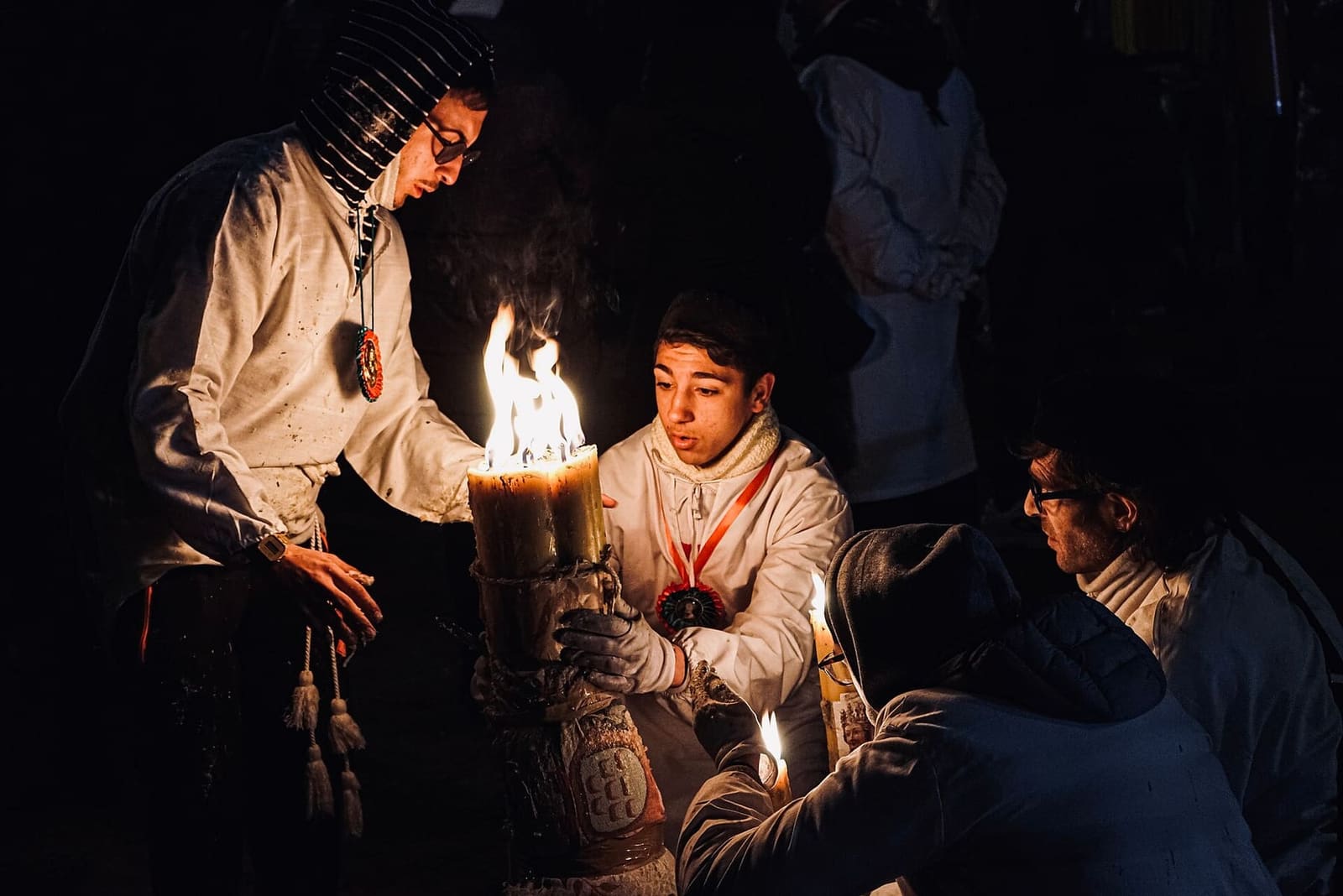 i devoti con il sacco bianco e i ceri accesi, la notte della festa di Sant'Agata