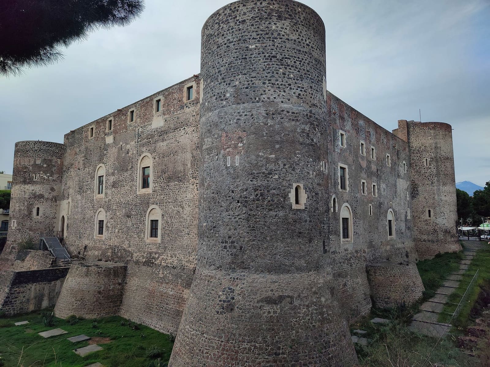 il Castello Ursino, con i torrioni tondi e le mura di pietra lavica
