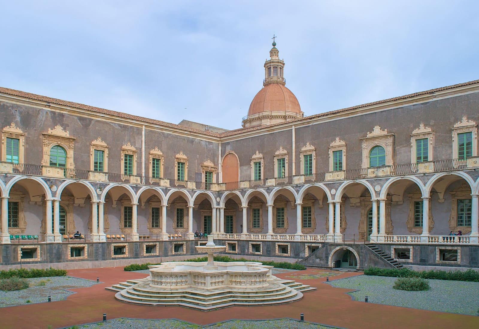 il chiostro dei marmi del Monastero dei Benedettini, con la cupola di San Nicolò l'Arena dietro