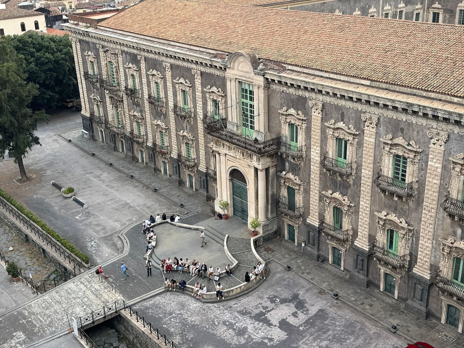 la facciata del Monastero dei Benedettini su piazza Dante, vista dall'alto