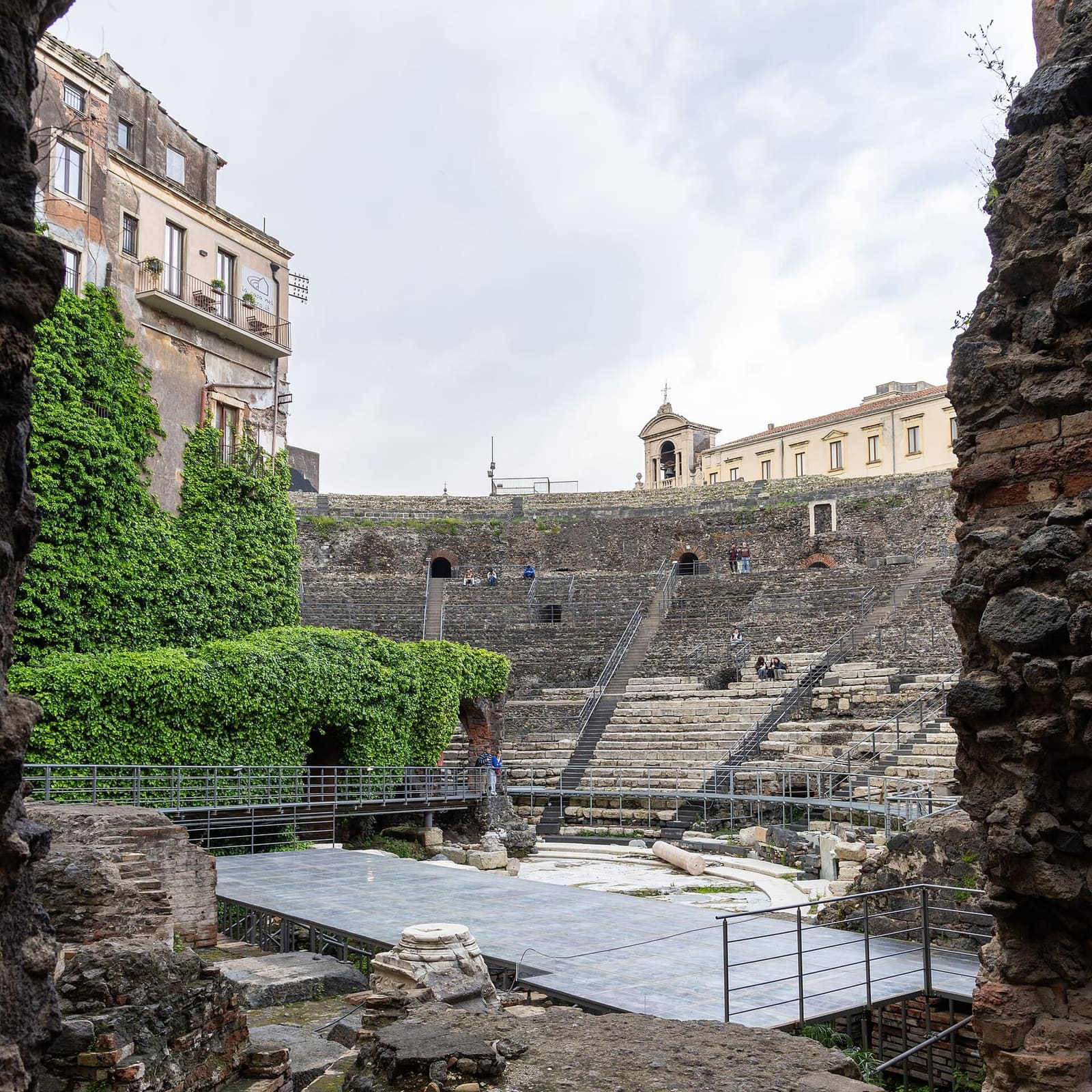 la cavea del teatro romano, chiusa fra le case di via Vittorio Emanuele